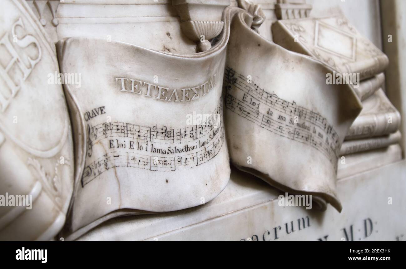 Geschnitztes Musical Score Marble Grave Grabstein mit der Inschrift der Eröffnungsworte von Psalm 22 in Aramäisch, Bath Abbey, Bath UK Stockfoto