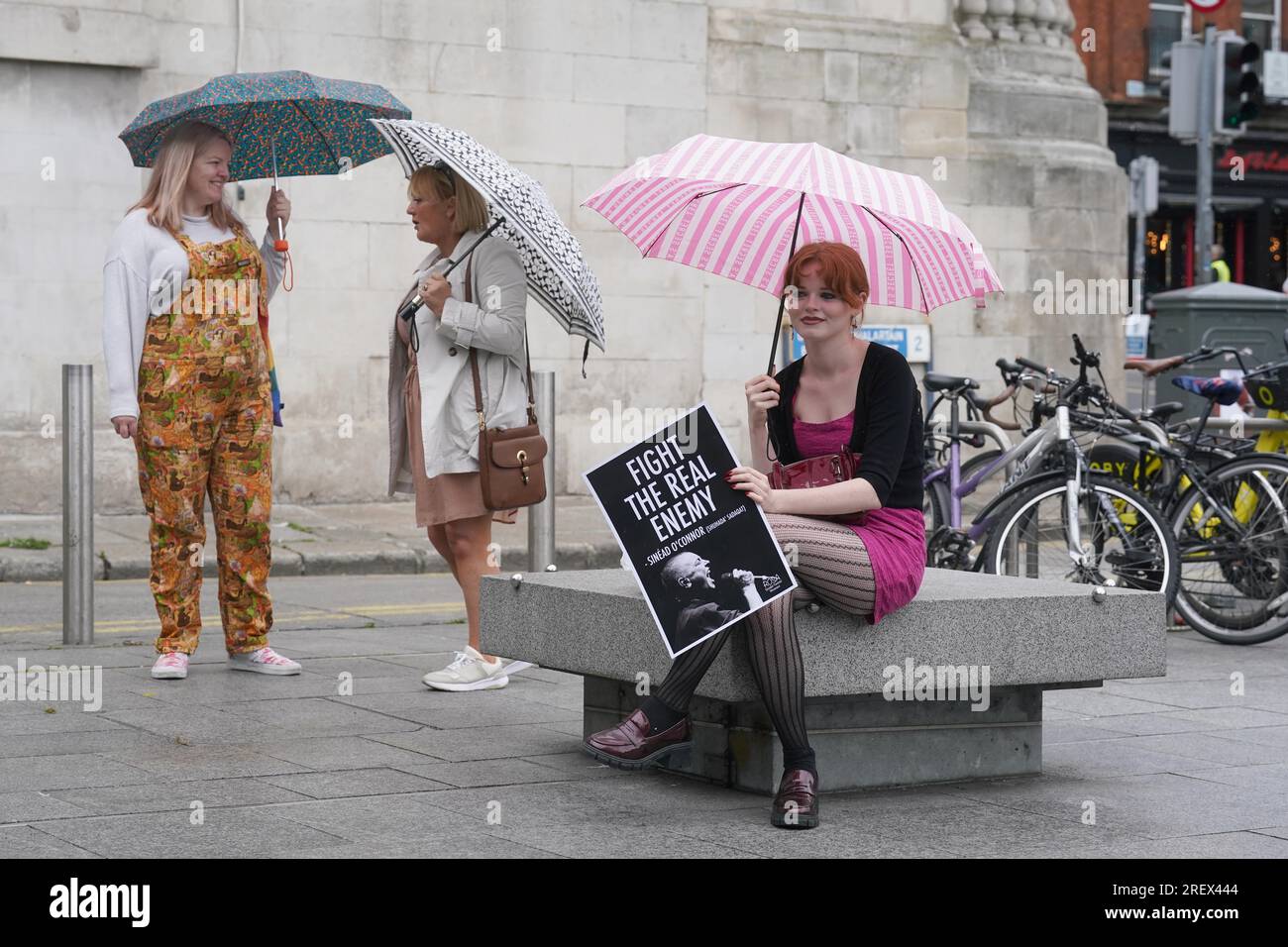 Kate O'Donnell aus Minnesya, USA, trifft sich mit Fans am Barnardo Square im Stadtzentrum Dublins und singt zum Gedenken an Sinead O'Connor bei einer von der feministischen Gruppe Rosa organisierten Veranstaltung. Foto: Sonntag, 30. Juli 2023. Stockfoto