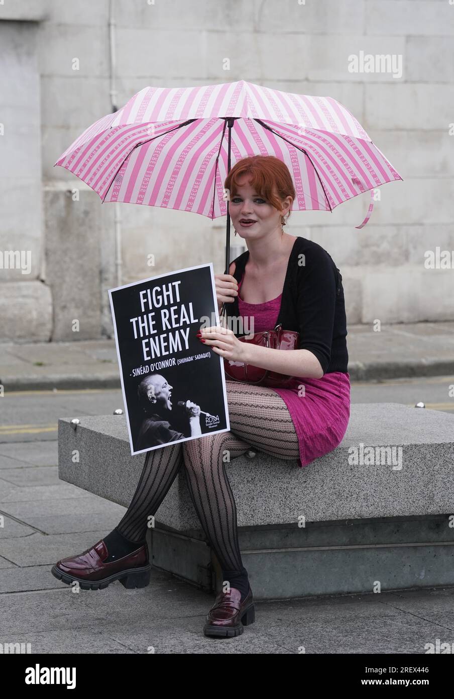 Kate O'Donnell aus Minnesya, USA, trifft sich mit Fans am Barnardo Square im Stadtzentrum Dublins und singt zum Gedenken an Sinead O'Connor bei einer von der feministischen Gruppe Rosa organisierten Veranstaltung. Foto: Sonntag, 30. Juli 2023. Stockfoto