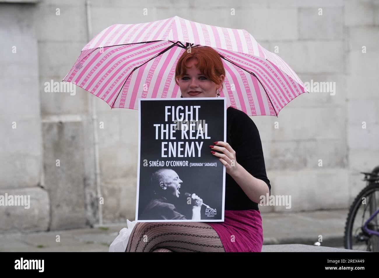 Kate O'Donnell aus Minnesya, USA, trifft sich mit Fans am Barnardo Square im Stadtzentrum Dublins und singt zum Gedenken an Sinead O'Connor bei einer von der feministischen Gruppe Rosa organisierten Veranstaltung. Foto: Sonntag, 30. Juli 2023. Stockfoto