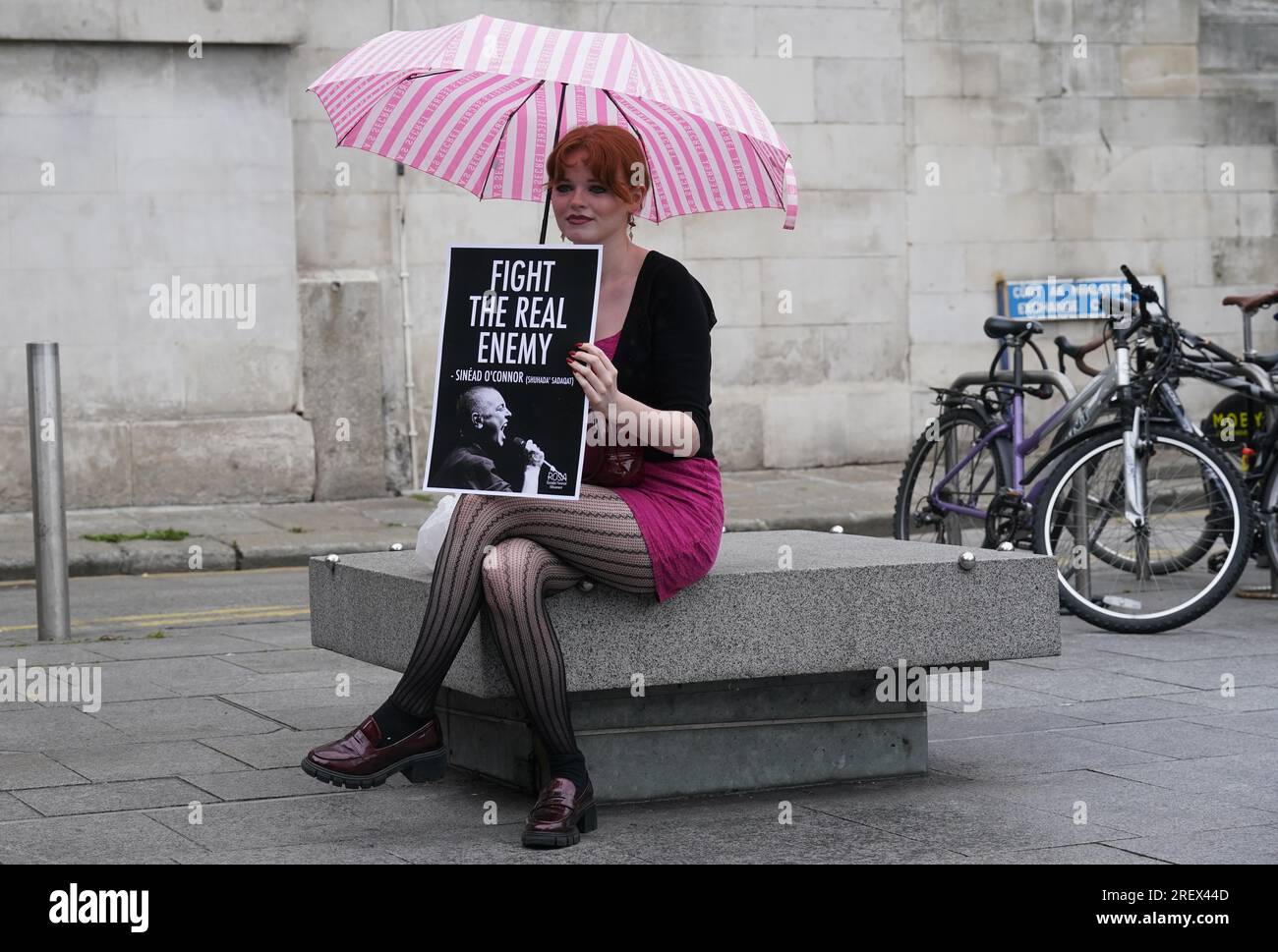 Kate O'Donnell aus Minnesya, USA, trifft sich mit Fans am Barnardo Square im Stadtzentrum Dublins und singt zum Gedenken an Sinead O'Connor bei einer von der feministischen Gruppe Rosa organisierten Veranstaltung. Foto: Sonntag, 30. Juli 2023. Stockfoto
