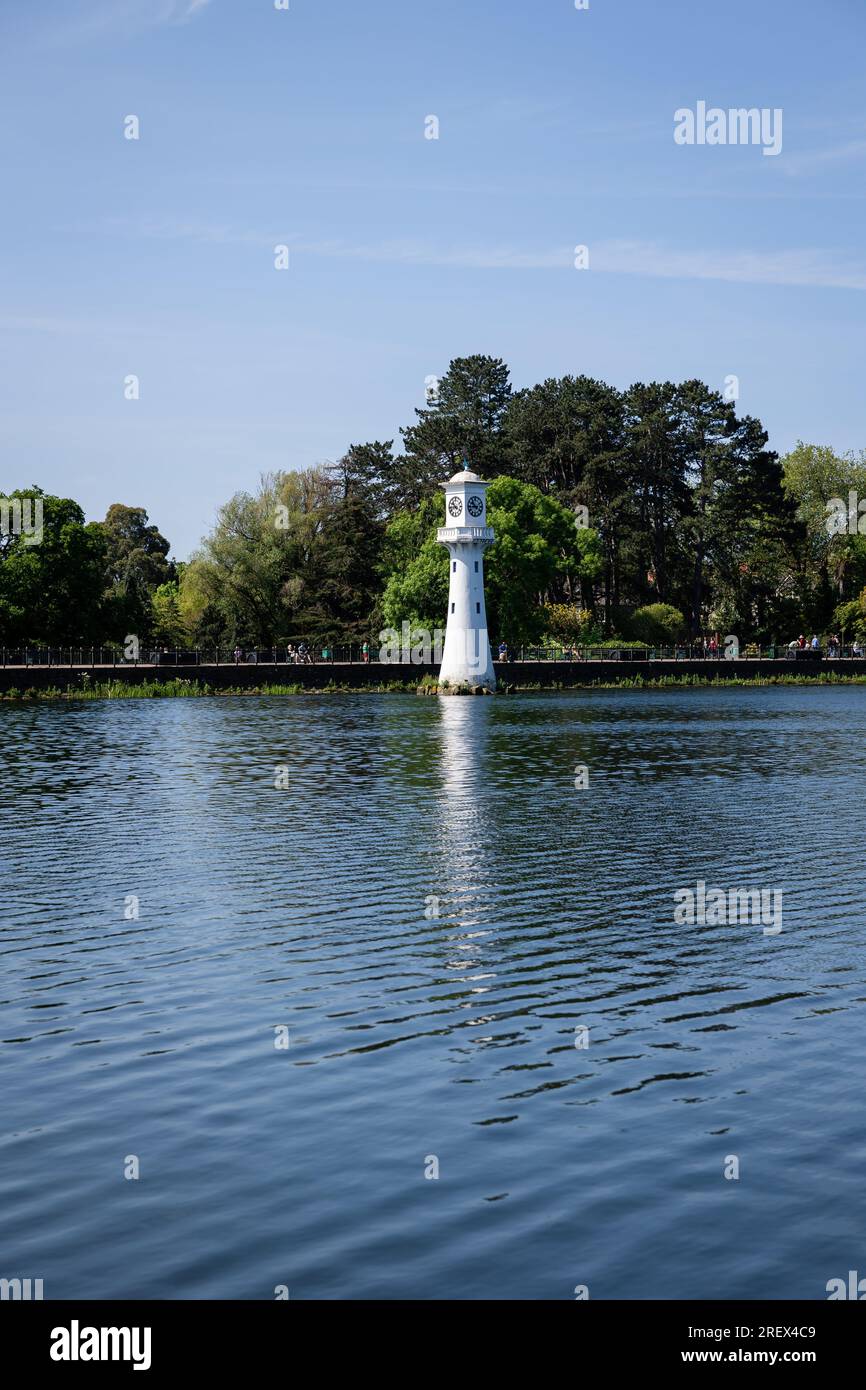 Der Roath Park befindet sich in einer wunderschönen Lage im Zentrum dieser geschäftigen Hauptstadt - ein atemberaubender Anblick bei Tag und Nacht. Der Park behält noch die Klas Stockfoto