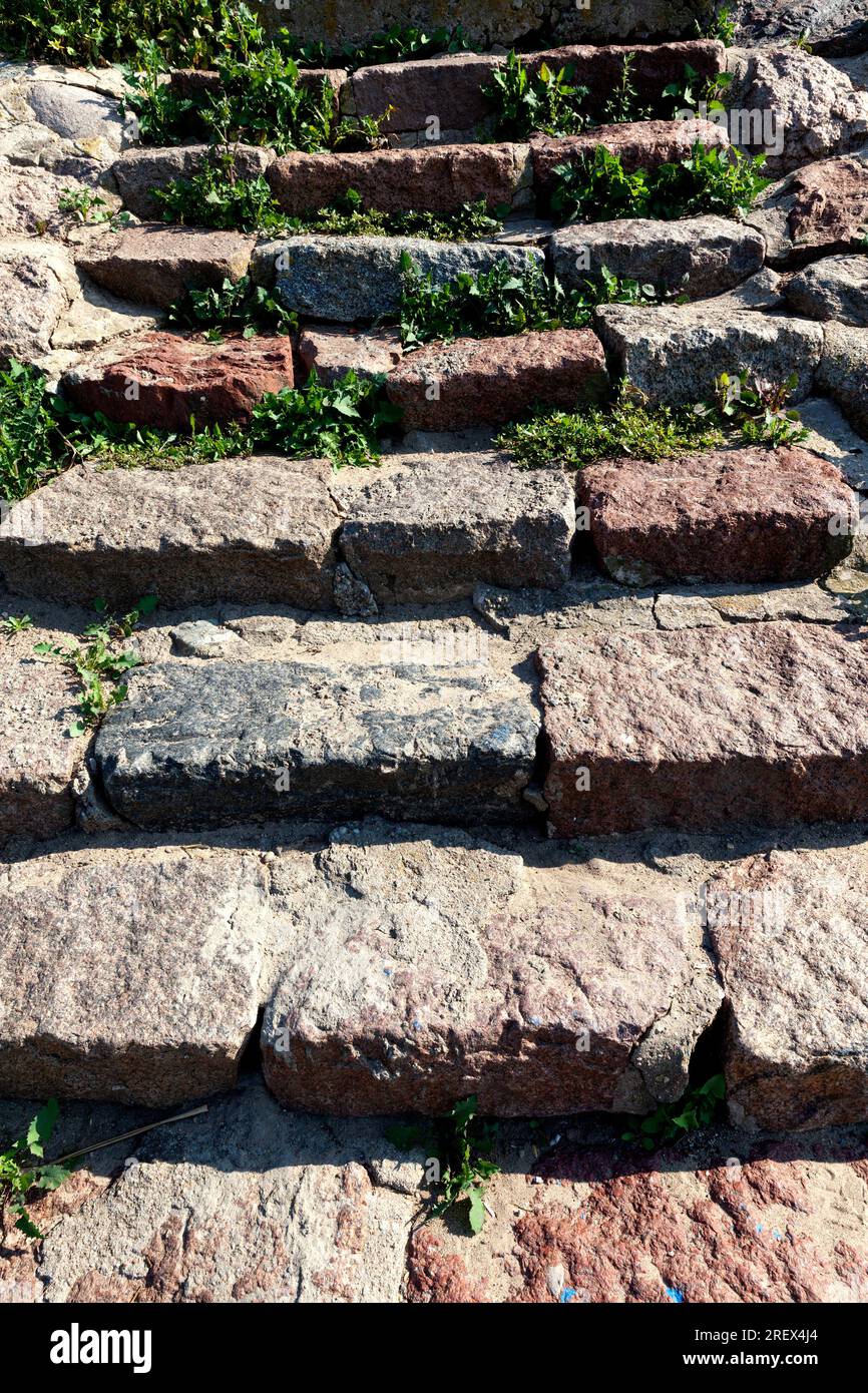 Alte Steintreppe für den Fußgängerverkehr auf erhöhten und anderen unebenen Oberflächen wird die alte Treppe für ihren vorgesehenen Zweck verwendet Stockfoto