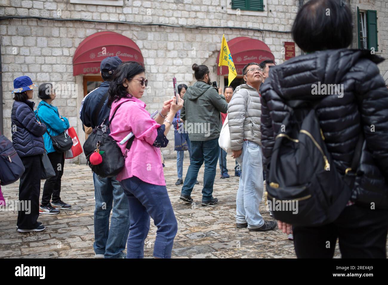 Montenegro, 17. April 2023: Eine Gruppe chinesischer Touristen auf dem Platz der Waffen in der Altstadt von Kotor Stockfoto