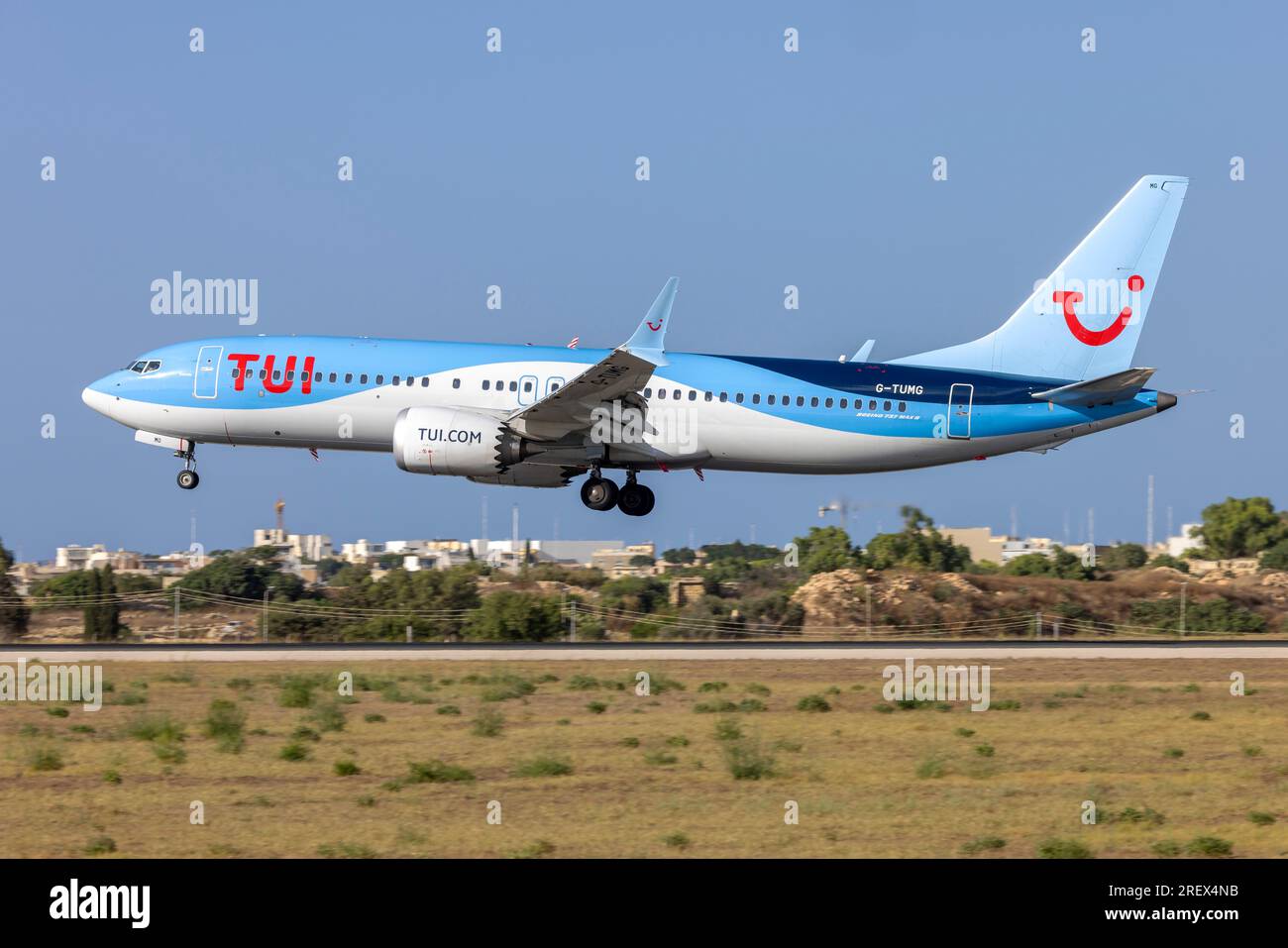 TUI Airways Boeing 737-8 MAX (REG: G-TUMG) Ankunft auf Landebahn 31 am Nachmittag. Stockfoto