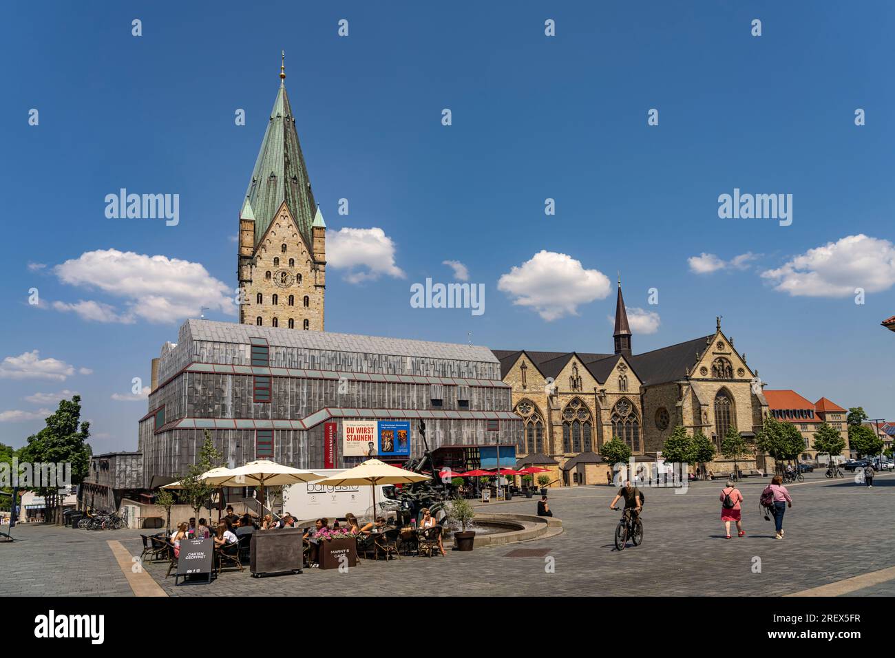 Der Paderborner Dom und das Diözesanmuseum, Paderborn, Nordrhein-Westfalen, Deutschland, Europa | die Paderborn-Kathedrale, Paderborn, Nordrhein-Wes Stockfoto