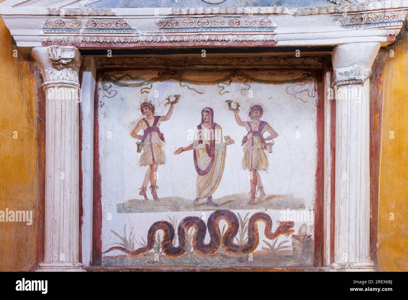 Ausgrabungsstätte Pompeji, Kampanien, Italien. Lararium oder Schrein, das verschiedene Hausgötter zeigt. Haus der Vettii. Casa dei Vettii. Pompe Stockfoto