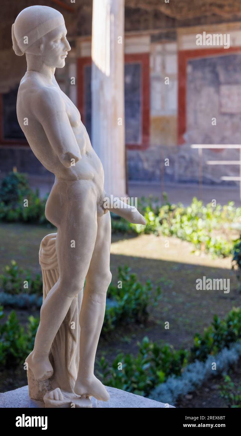 Ausgrabungsstätte Pompeji, Kampanien, Italien. Die Statue von Priapus, ein fruchtbarkeitsgott aus der griechischen Mythologie. Haus der Vettii. Casa dei Vettii. Pom Stockfoto