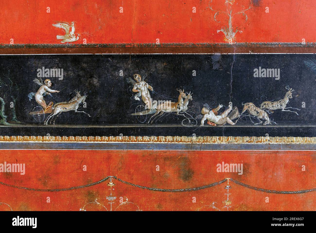 Ausgrabungsstätte Pompeji, Kampanien, Italien. Haus der Vettii. Casa dei Vettii. Cupids und Pysches führen ein Rennen mit Streitwagen, gezeichnet von antelo Stockfoto