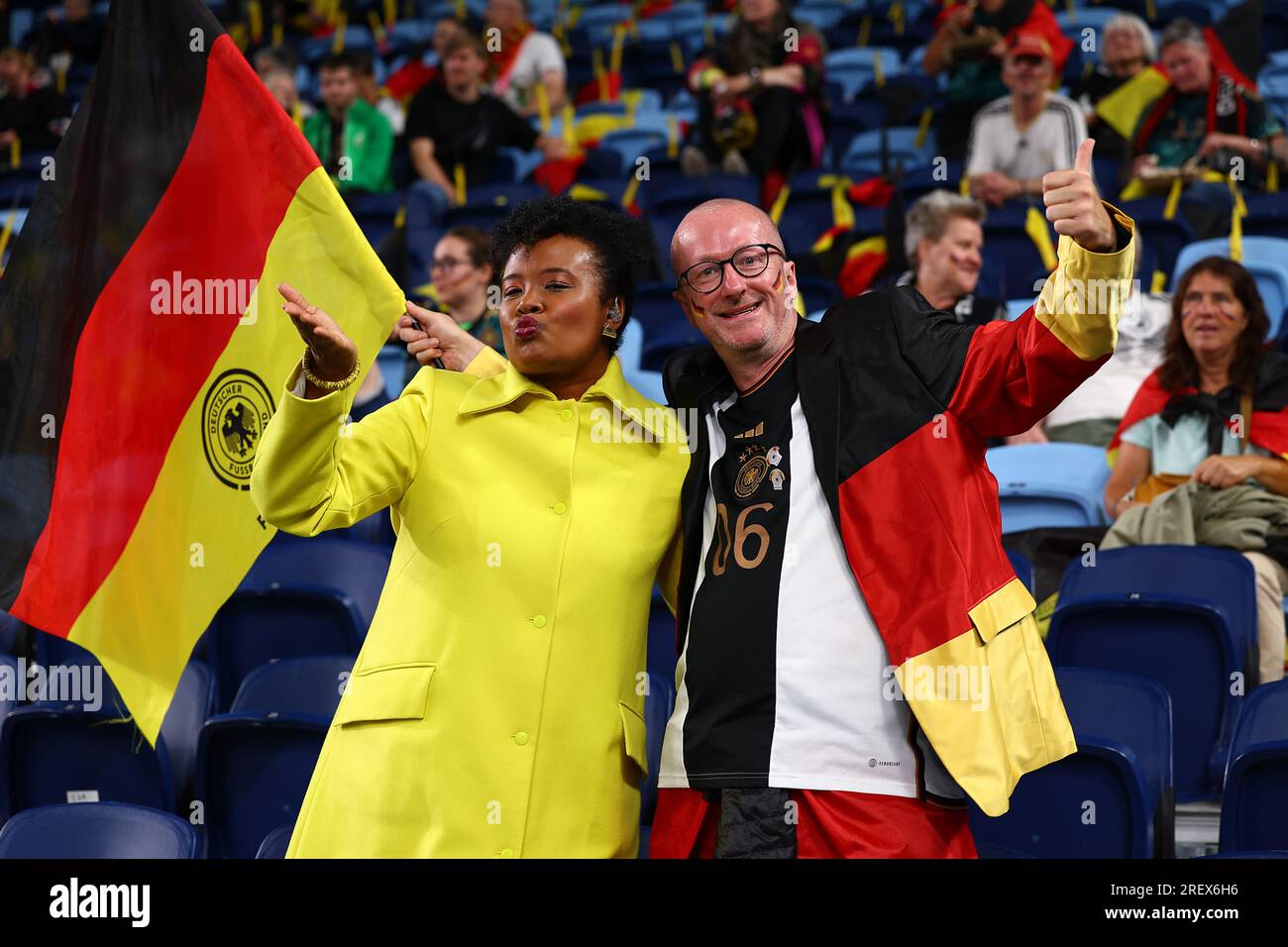 Sydney, Australien. 30. Juli 2023 30. Juli 2023; Sydney Football Stadium, Sydney, NSW, Australien: FIFA Womens World Cup Gruppe H Fußball, Deutschland gegen Kolumbien; deutsche Fans mit ihrer Flagge Credit: Action Plus Sports Images/Alamy Live News Stockfoto