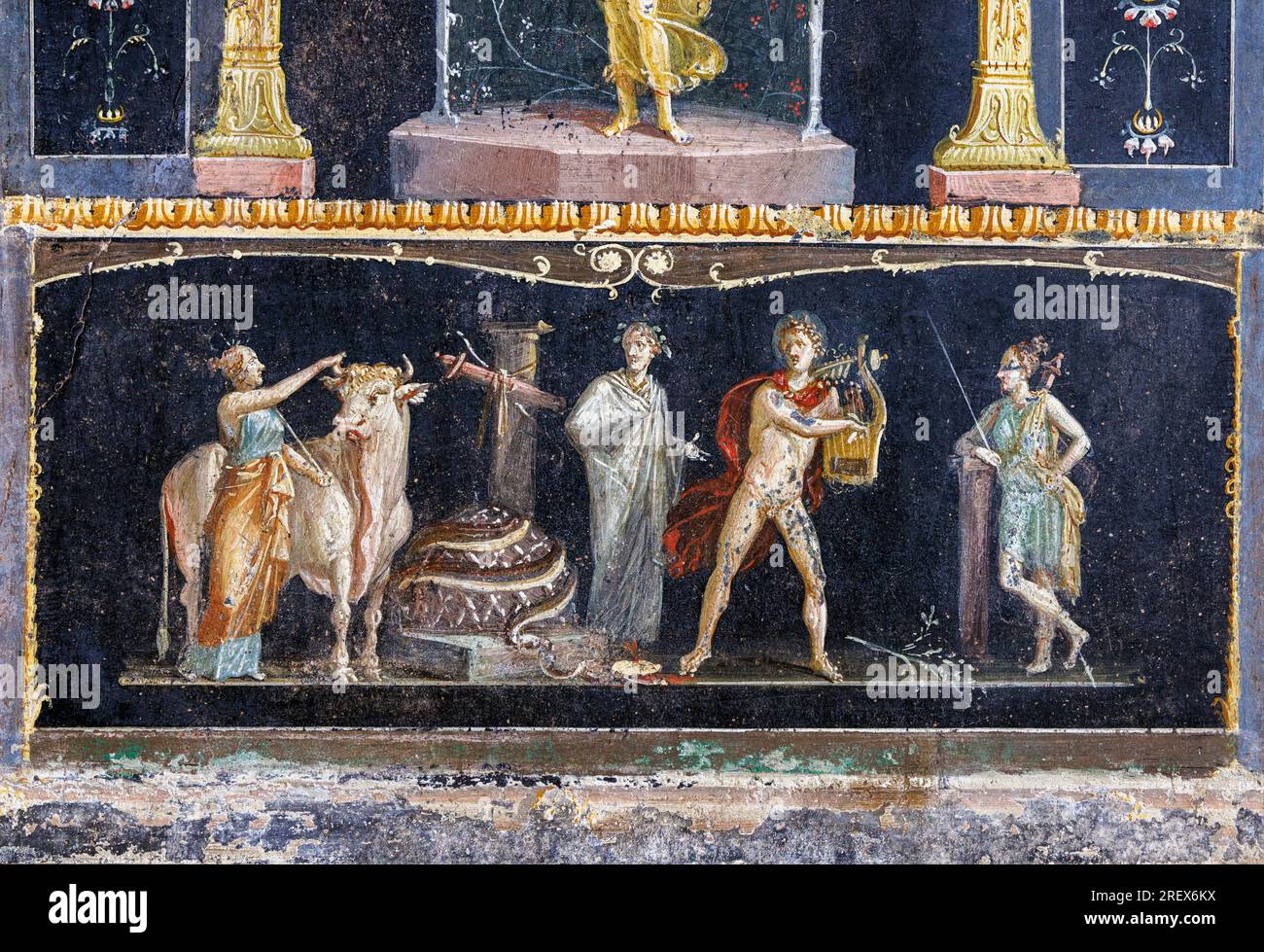 Ausgrabungsstätte Pompeji, Kampanien, Italien. Fresko zur Geschichte der griechischen Mythologie von Apollo und Diana nach der Ermordung der Python. Stockfoto