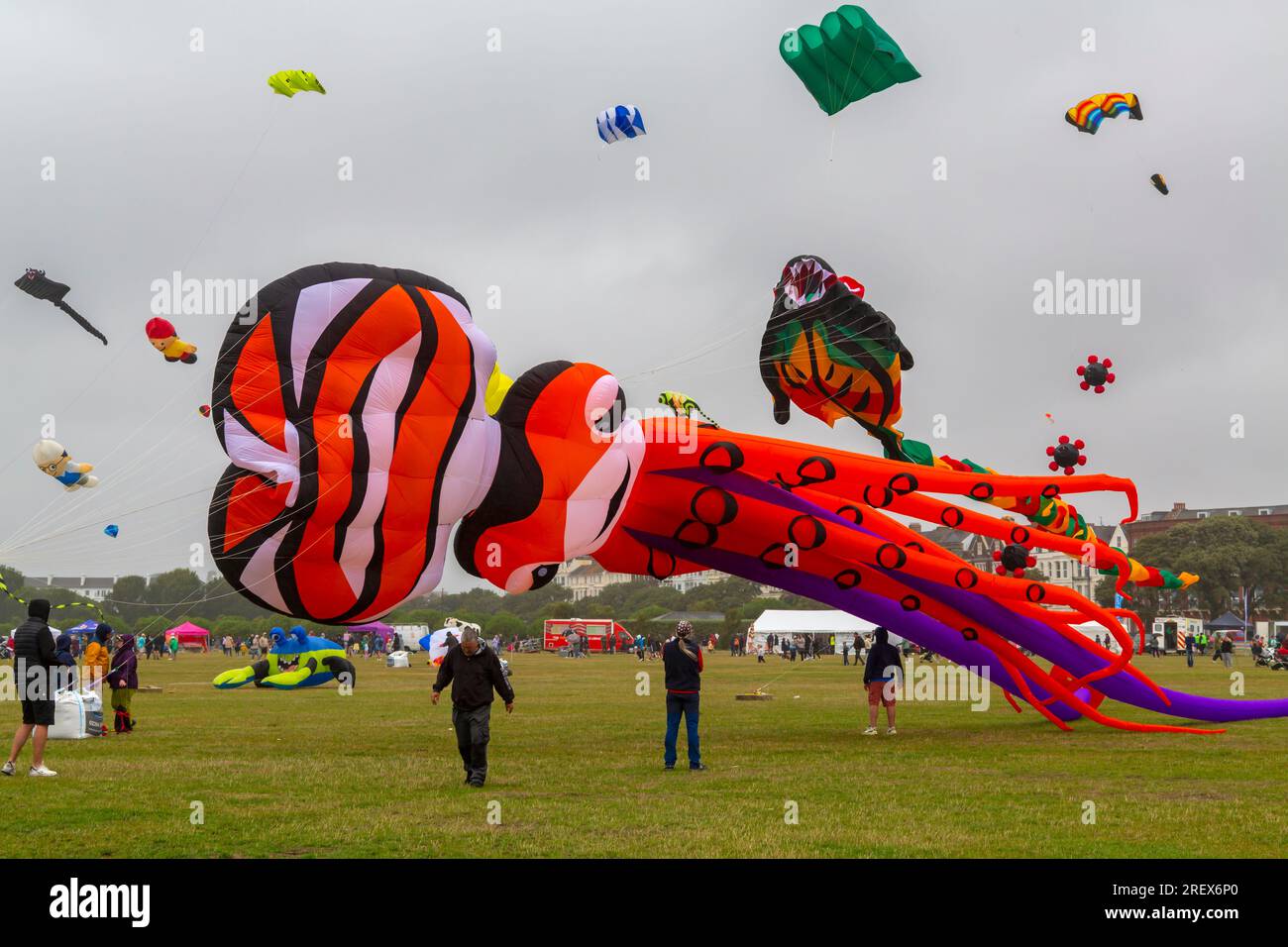 Portsmouth, Hampshire, Großbritannien. 30. Juli 2023 Das graue Wetter und der Nieselregen halten Besucher nicht davon ab, zum Portsmouth International Dite Festival, einem der größten Drachenfestivals der Welt, nach Southsea Common zu gehen. Ein fantastisches Sortiment an Drachen und Displays mit Drachen-Flyern aus allen Teilen Großbritanniens und der Welt. Kredit: Carolyn Jenkins/Alamy Live News Stockfoto