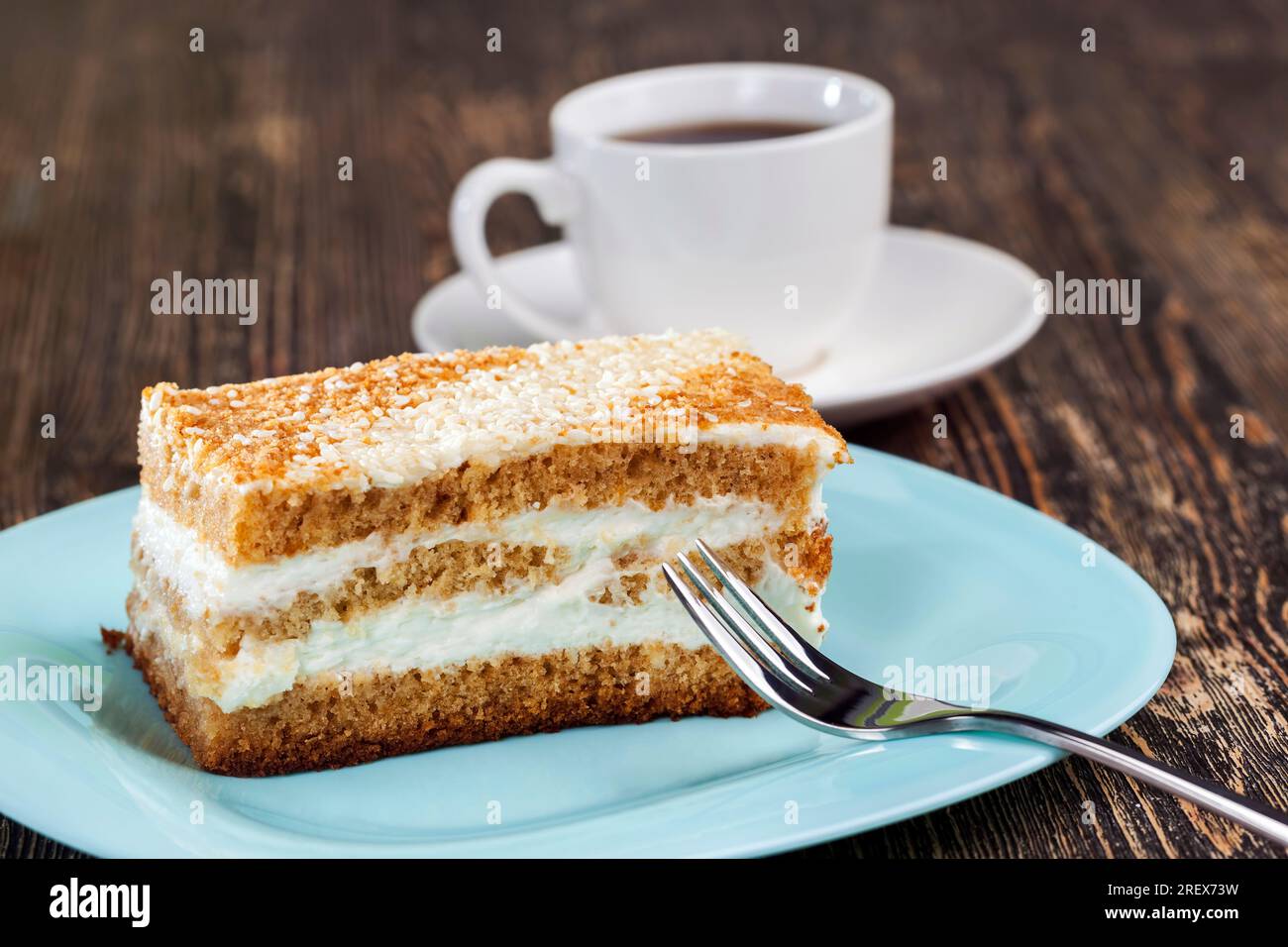Hergestellt aus einer großen Anzahl von Zutaten, ein Stück Kuchen mit einer großen Anzahl an Kalorien zum Essen am Ende des Mittagessens, Gebäck aus Kuchen und Sahne, sw Stockfoto