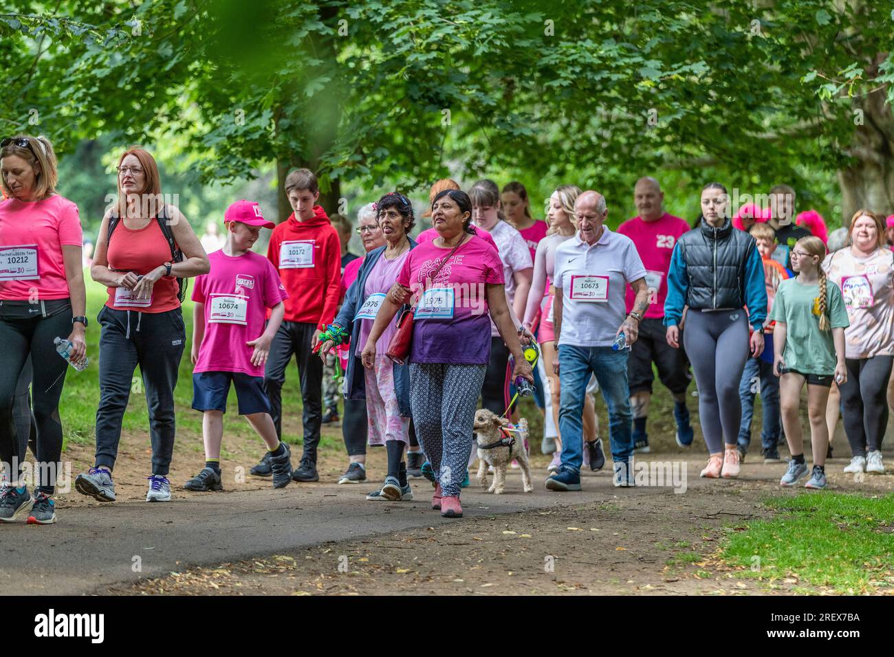 Northampton, Großbritannien, 30. Juli 2023, Eine große Beteiligung bei Cancer Research, Race for Life in Abington Park heute Morgen. Kredit: Keith J. Smith./Alamy Live News Stockfoto