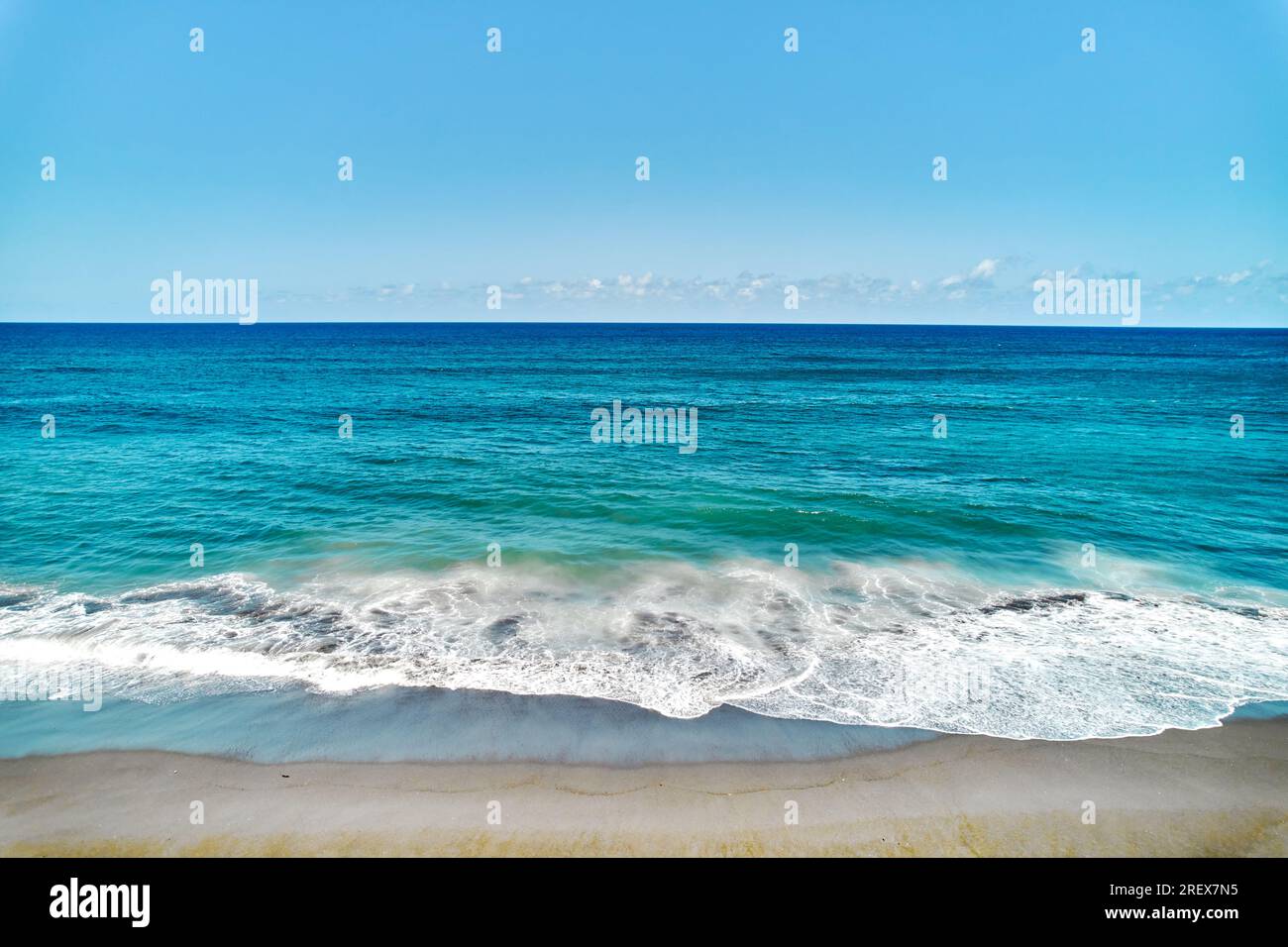 Luftaufnahme, Drohnenblick auf ruhige Gewässer des Atlantischen Ozeans. San Miguel, Ponta Delgada. Azoren, Portugal. Reise- und Tourismuskonzept Stockfoto