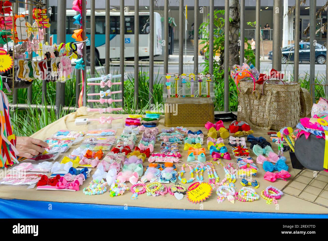 Niteroi, Brasilien, Eine Gruppe von Gegenständen oder Souvenirs mit lebhaften Farben werden in einem Kiosk oder Verkaufsstand ausgestellt. Die Gegenstände sind handgefertigt. Stockfoto