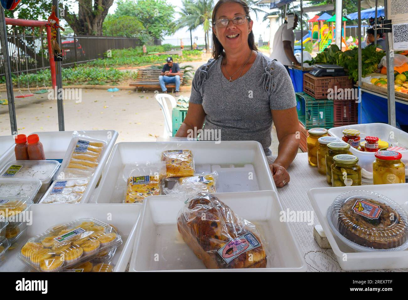 Niteroi, Brasilien, Eine Frau mittleren Alters verkauft tagsüber hausgemachte Lebensmittel in einem Kiosk. Der Lebensstil der echten Menschen in der Stadt. Stockfoto