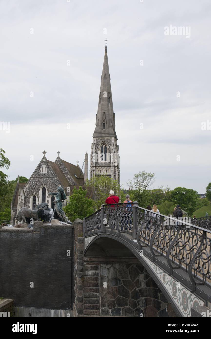 Gefion-Brücke führt zum Gefion-Brunnen und St. Alban's Church oder die englische Kirche Kopenhagen, Dänemark Stockfoto