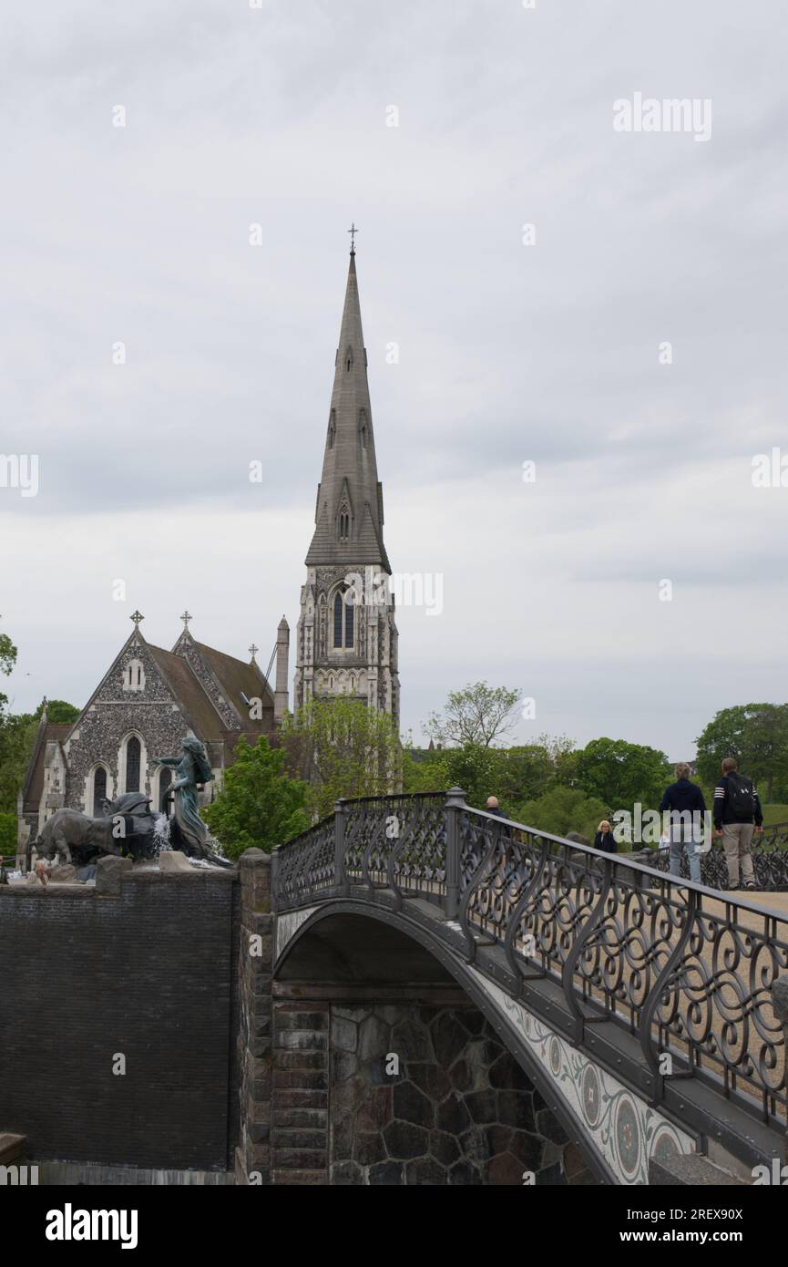 Gefion-Brücke führt zum Gefion-Brunnen und St. Alban's Church oder die englische Kirche Kopenhagen, Dänemark Stockfoto