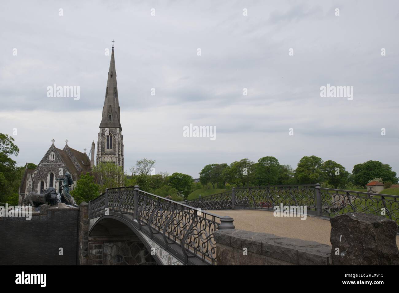 Gefion-Brücke führt zum Gefion-Brunnen und St. Alban's Church oder die englische Kirche Kopenhagen, Dänemark Stockfoto