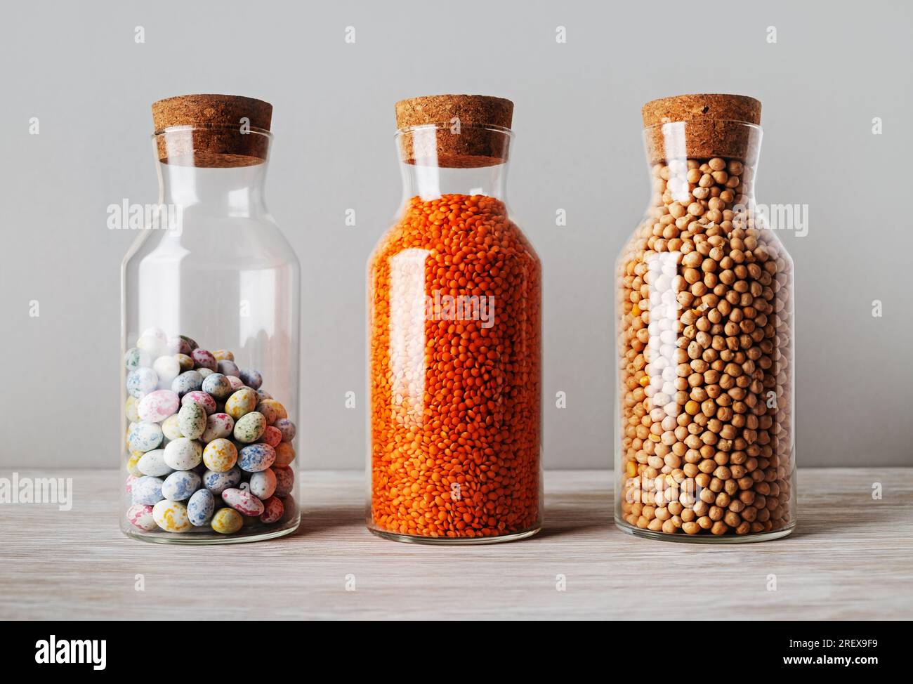 Süßigkeiten, Bulgur und Linsen in Glasgefäßen mit Korkdeckeln. Stockfoto