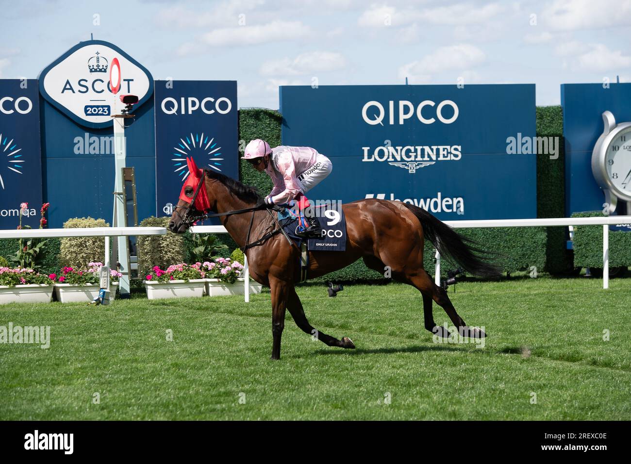 Ascot, Berkshire, Großbritannien. 29. Juli 2023. Pferd Emily Upjohn, geritten von Jockey Frankie Dettori, begeben Sie sich auf die Rennstrecke für die King George VI. Und Queen Elizabeth QIPCO Stakes auf der Ascot Rennbahn am King George Day. Besitzer Lloyd Webber, taktvolle Finanzen und S Roden. Trainer John & Thady Gosden, Newmarket. Kredit: Maureen McLean/Alamy Live News Stockfoto