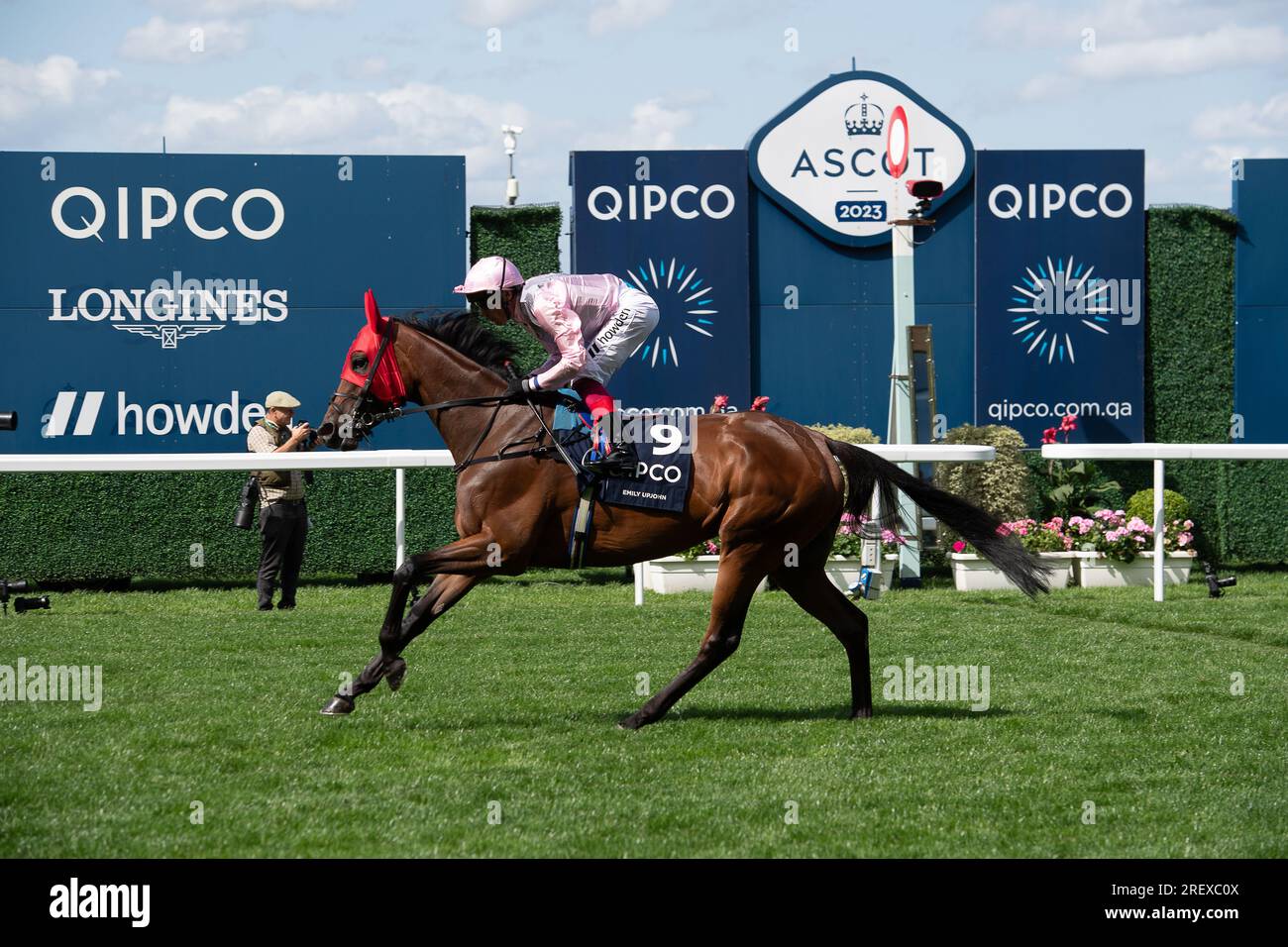 Ascot, Berkshire, Großbritannien. 29. Juli 2023. Pferd Emily Upjohn, geritten von Jockey Frankie Dettori, begeben Sie sich auf die Rennstrecke für die King George VI. Und Queen Elizabeth QIPCO Stakes auf der Ascot Rennbahn am King George Day. Besitzer Lloyd Webber, taktvolle Finanzen und S Roden. Trainer John & Thady Gosden, Newmarket. Kredit: Maureen McLean/Alamy Live News Stockfoto