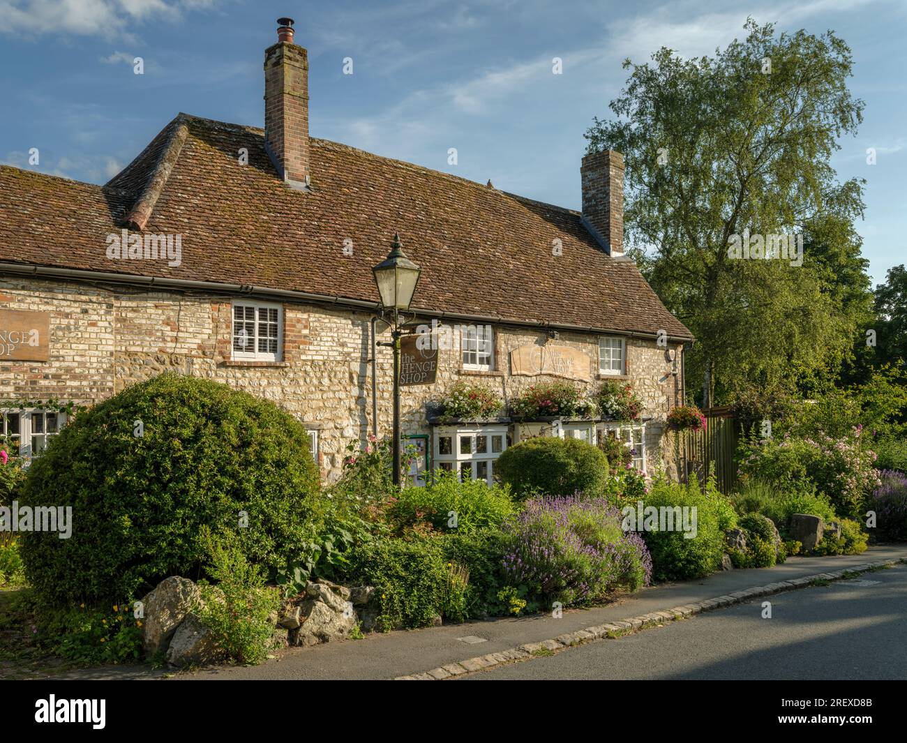 Der malerische Henge Shop im Dorf Avebury in Wiltshire. Stockfoto