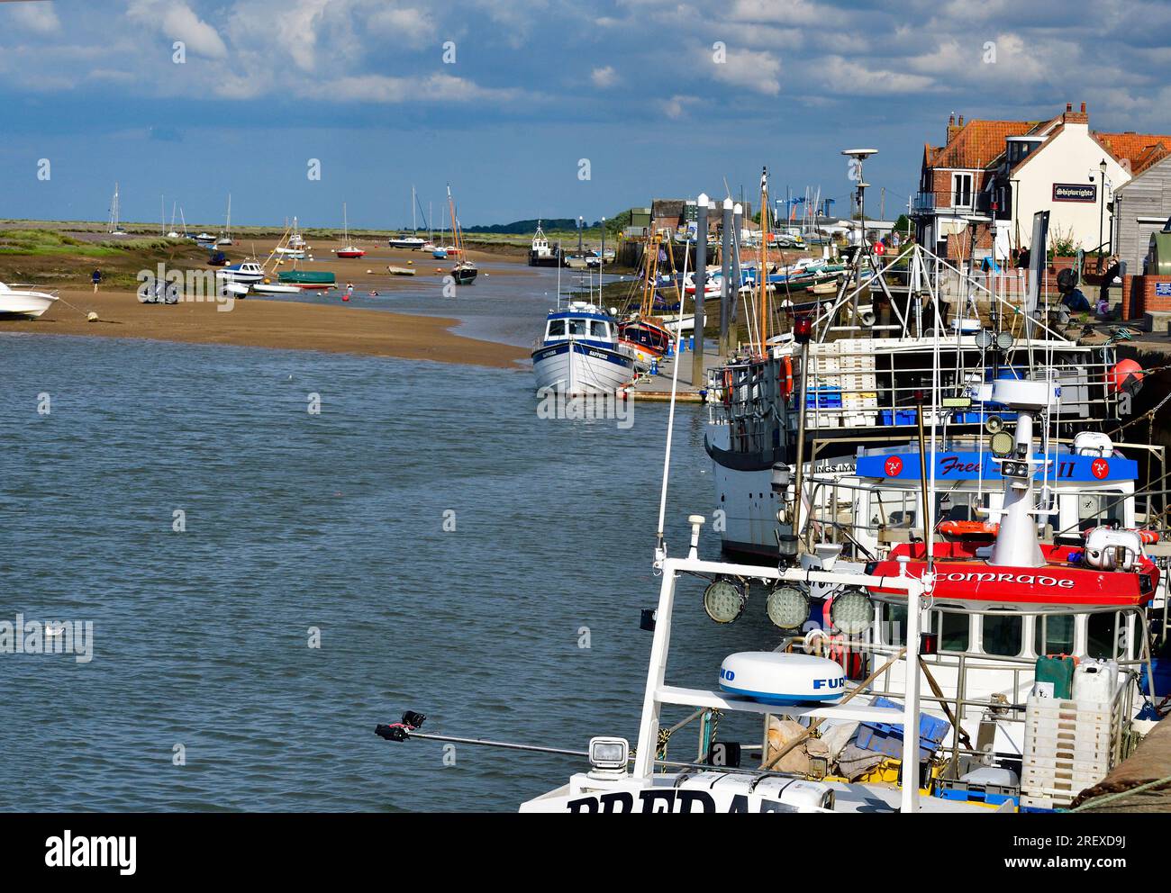 Fischereihafen und Urlaubsziel Wells-next-the-Sea im Hochsommer 2023 an der Nordnorfolkküste Englands, Vereinigtes Königreich Stockfoto