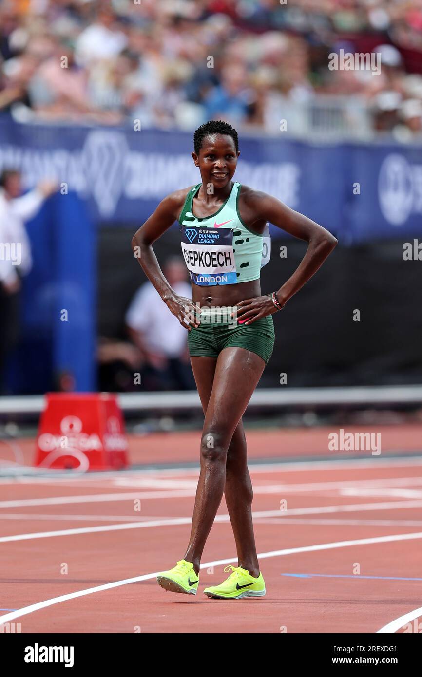 Jackline CHEPKOECH (Kenia) nach dem Sieg im Frauen-Steeplechase-Finale 3000m bei der IAAF Diamond League 2023, Queen Elizabeth Olympic Park, Stratford, London, Großbritannien. Stockfoto