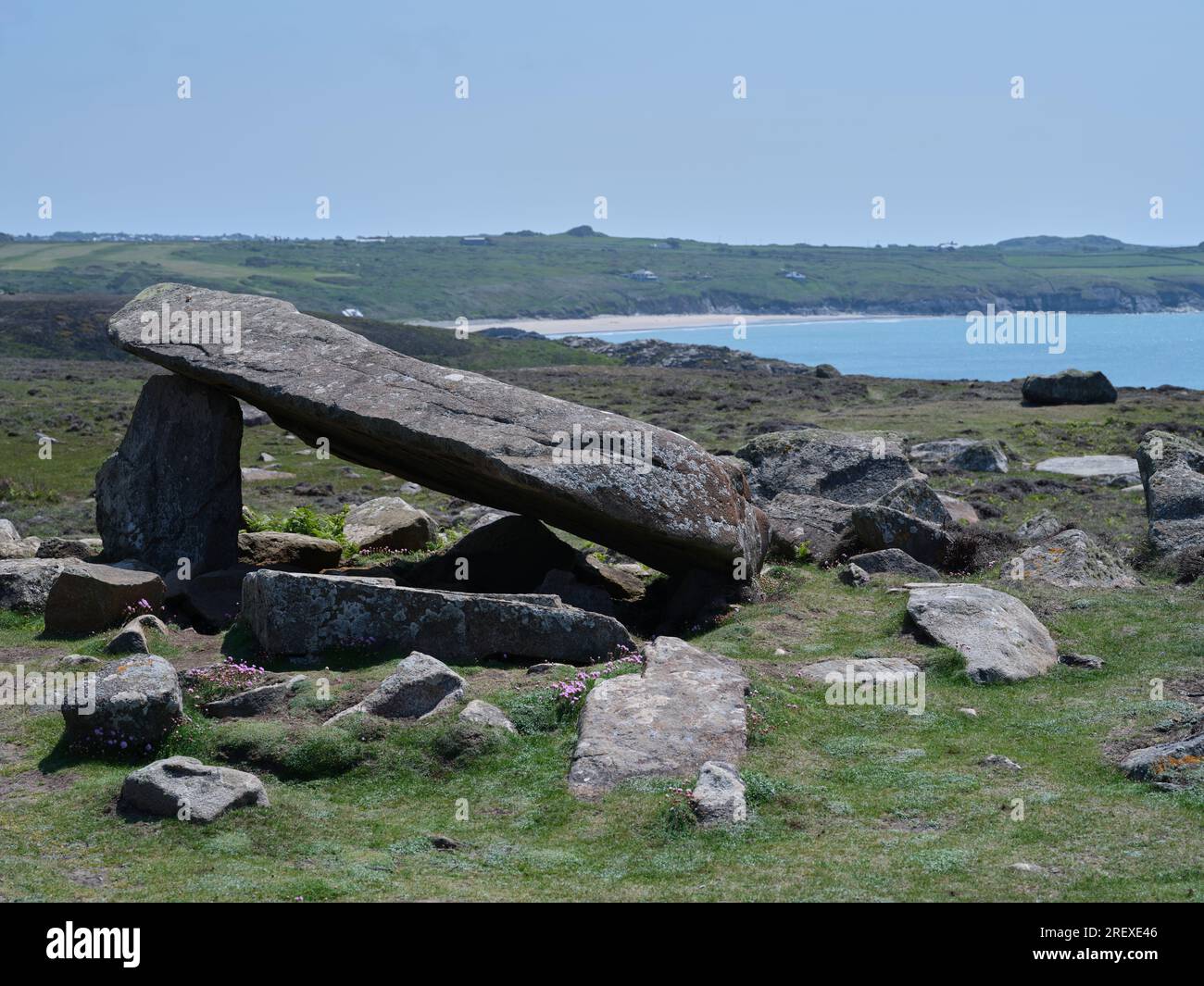 Coetan Arthur in der Nähe von Carn Llidi, Pembrokeshire, Wales mit Whitesands Bay in der Ferne. Stockfoto