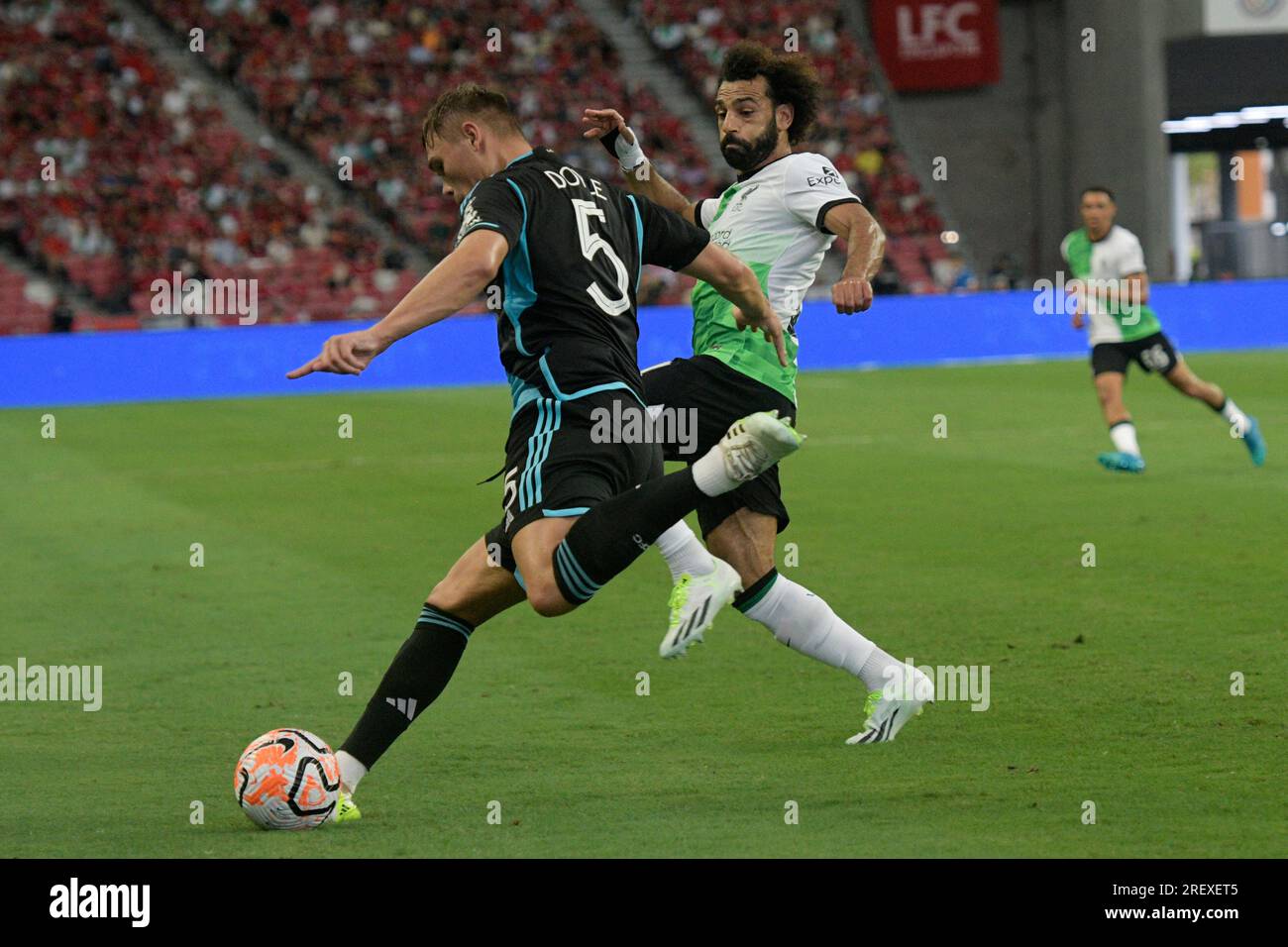 Singapur. 30. Juli 2023. Mohamed Salah (R) aus Liverpool spielt mit Callum Doyle aus Leicester City während des Spiels zwischen dem englischen Premier League-Team Liverpool und dem englischen Football League-Team Leicester City auf dem Singapore Festival of Football, das am 30. Juli 2023 im Nationalstadion in Singapur stattfindet. Kredit: Dann Chih Wey/Xinhua/Alamy Live News Stockfoto