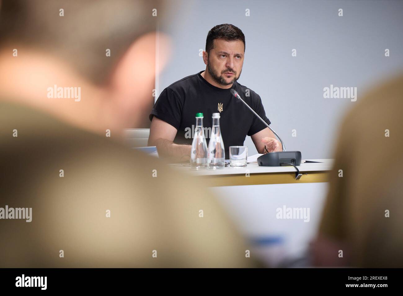 Ivano-Frankivsk, Ukraine. 30. Juli 2023. Der ukrainische Präsident Wolodymyr Zelenskyy hört Fragen während eines Kongresses lokaler und regionaler Regierungsbeamter am 30. Juli 2023 in Ivano-Frankivsk, Ukraine. Das Treffen soll den lokalen Verwaltungen helfen, sich auf den Winter vorzubereiten, da sich die russische Invasion in ein zweites Jahr hinzieht. Kredit: Pool Photo/Pressestelle Des Ukrainischen Präsidenten/Alamy Live News Stockfoto