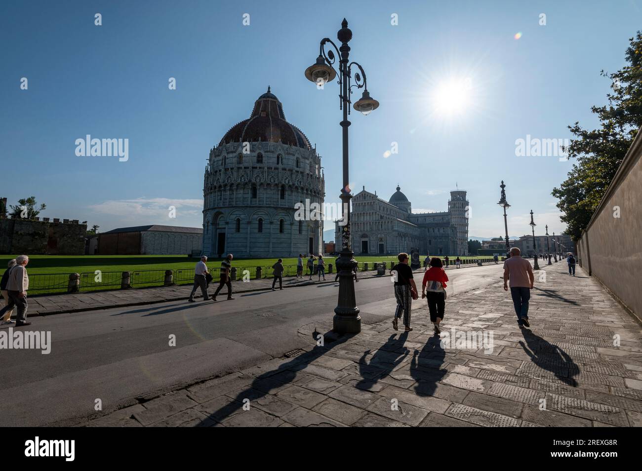 Die Kuppel des Battistero (Baptisterium) in Richtung Kathedrale und Schiefen Turm in Pisa in der Toskana in Italien. Stockfoto