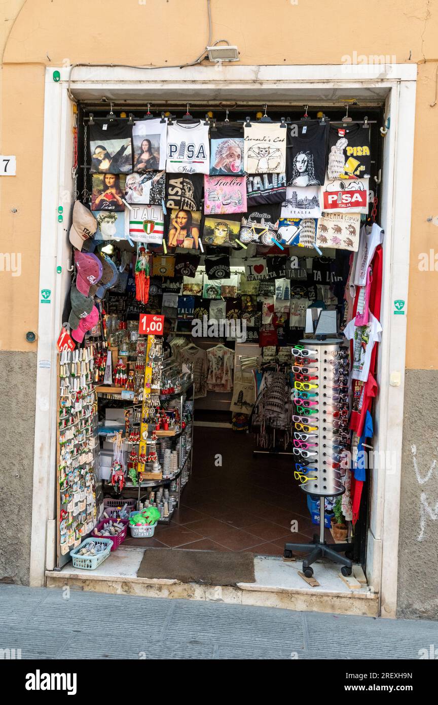 Ein Souvenirladen für Touristen in der Via Santa Maria in der Nähe des Schiefen Turms in Pisa in der Toskana in Italien Stockfoto