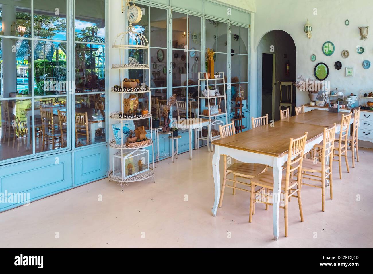 KANCHANABURI-THAILAND, JUNI 30,2023 : schöne Außenansicht des modernen Café im Loft-Stil oder Dekoration des gemütlichen Restaurants im modernen Stil im V Stockfoto