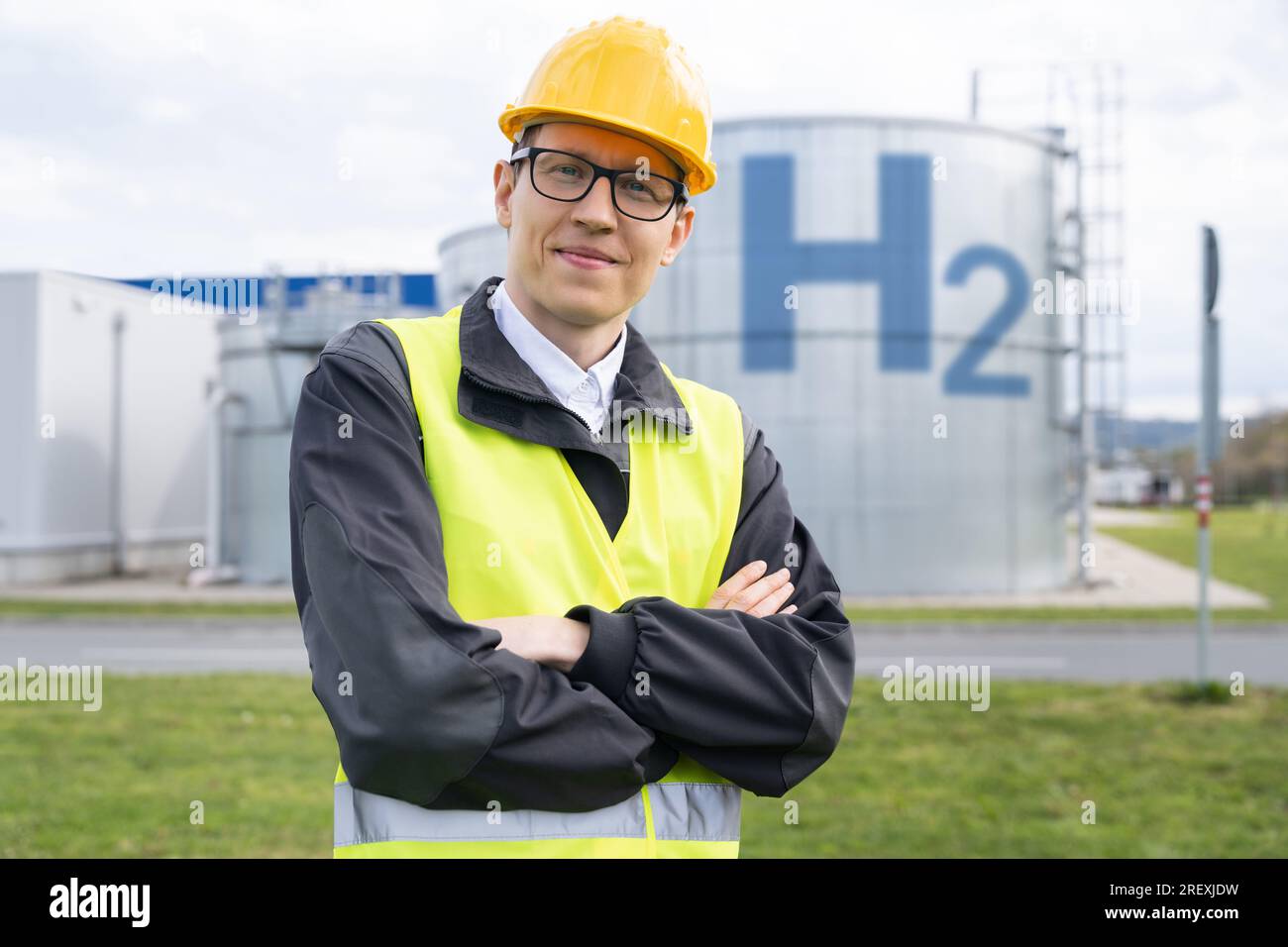 Helmtechniker im Hintergrund der Wasserstofffabrik. Stockfoto