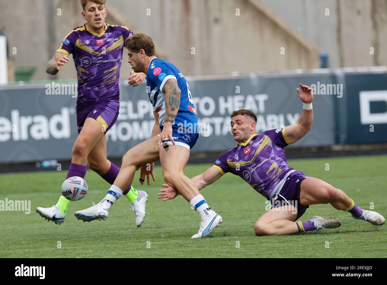 Newcastle, Großbritannien. 11. Juni 2023. Nick Gregson von Swinton Lions schlägt unter dem Druck von Curtis Davies während des Wettkampfs ZWISCHEN Newcastle Thunder und Swinton Lions am Sonntag, den 30. Juli 2023, im Kingston Park in Newcastle vor. (Foto: Chris Lishman | MI News) Kredit: MI News & Sport /Alamy Live News Stockfoto