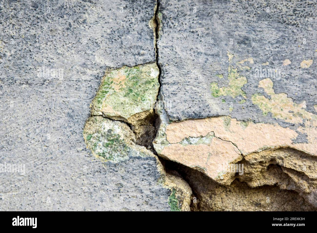 Hintergrund der alten Wand mit zusammengefallenem Putz und Riss. Struktur der schäbigen verwitterten Gebäudeoberfläche. Zerstörte Wand mit heruntergefallenem Gips. Bohrung im Stockfoto Hintergrund der alten Wand mit zusammengefallenem Putz und Riss. Struktur der schäbigen verwitterten Gebäudeoberfläche. Zerstörte Wand mit heruntergefallenem Gips. Bohrung im Stockfoto