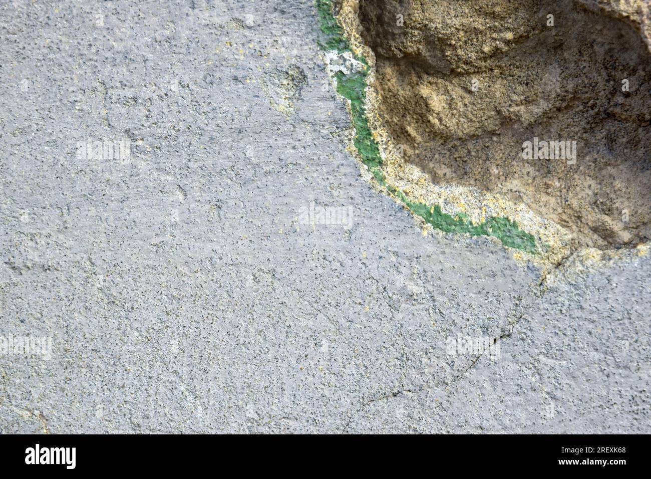 Hintergrund der alten Wand mit zusammengefallenem Putz und Riss. Struktur der schäbigen verwitterten Gebäudeoberfläche. Zerstörte Wand mit heruntergefallenem Gips. Bohrung im Stockfoto Hintergrund der alten Wand mit zusammengefallenem Putz und Riss. Struktur der schäbigen verwitterten Gebäudeoberfläche. Zerstörte Wand mit heruntergefallenem Gips. Bohrung im Stockfoto