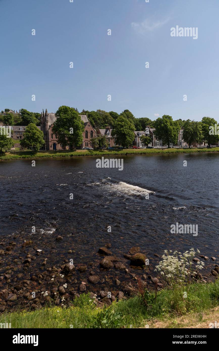 Inverness, Schottland, Großbritannien. 3. Juni 2023 Der Fluss Ness ist klar und sauber, während er durch die Stadt Inverness, Highland, Schottland, Großbritannien fließt. Stockfoto