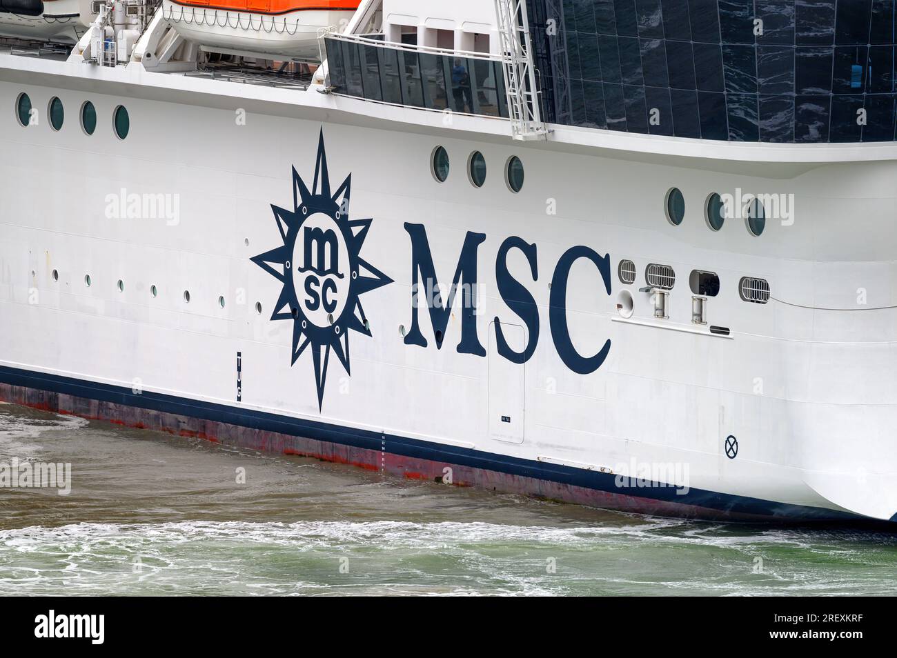 Das MSC Cruises Logo auf der Seite des Kreuzfahrtschiffs MSC Virtuosa. Stockfoto