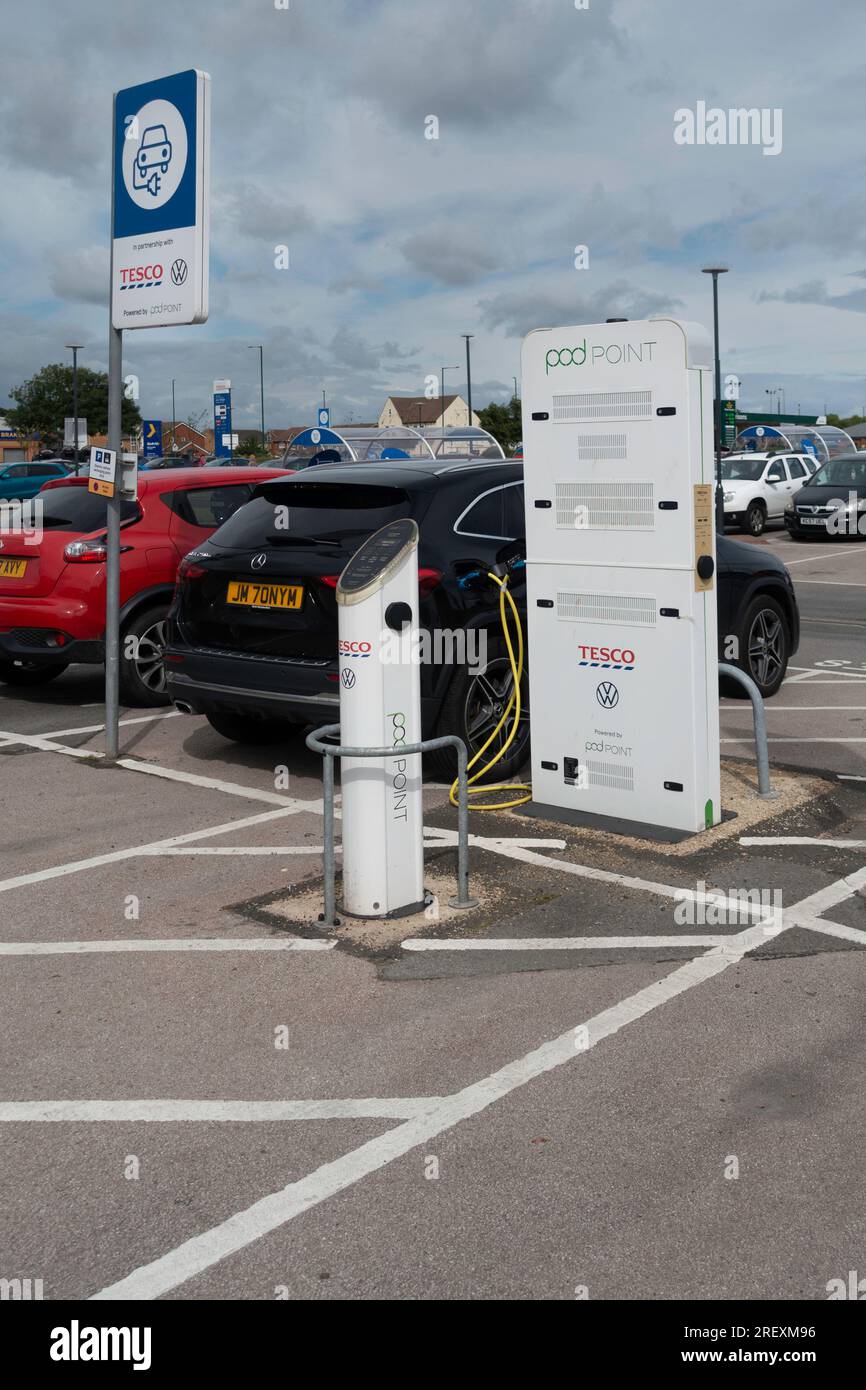 Pod Point Ladestation für ein Elektrofahrzeug in einem Tesco Shopping Parkplatz in Redcar North Yorkshire Stockfoto