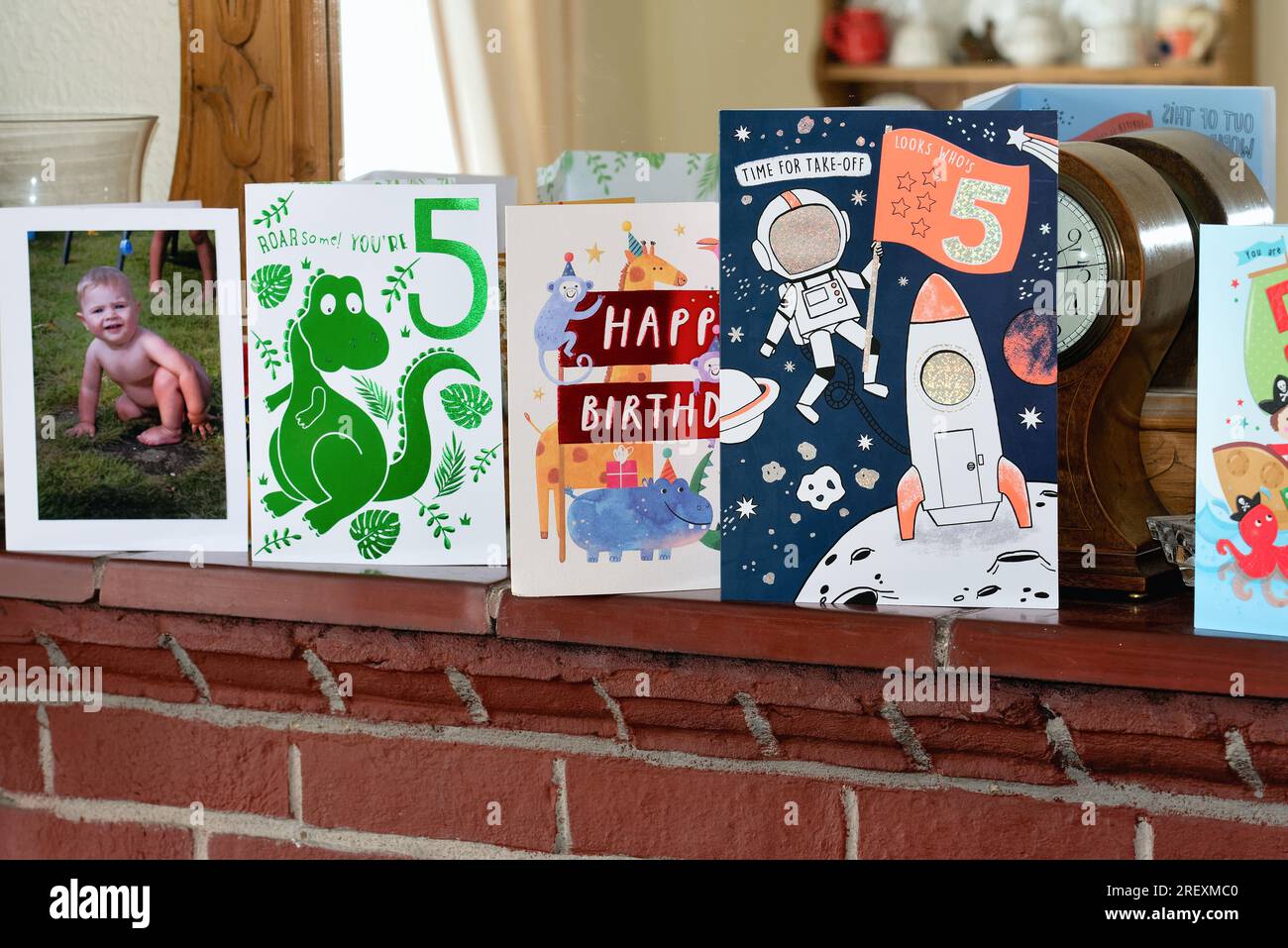 Nahaufnahme von Geburtstagskarten für einen 5-jährigen Jungen auf einem Kaminsims in einem Privathaus Stockfoto