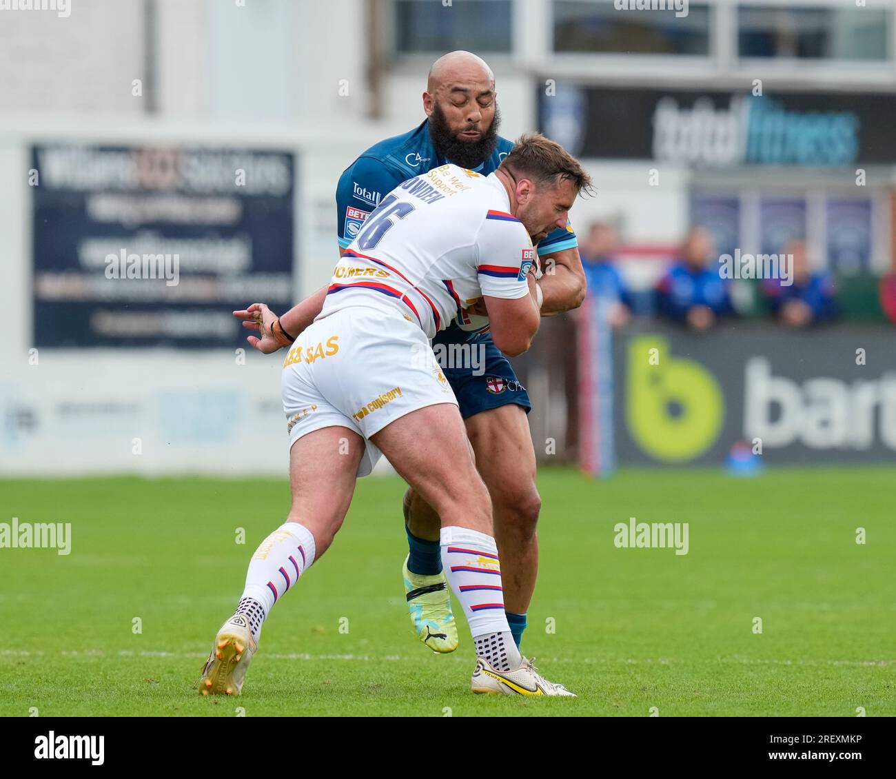 Josh Bowden #15 von Wakefield Trinity geht auf Sam Kasiano #14 von Warrington Wolves während des Spiels der Betfred Super League Round 20 Wakefield Trinity gegen Warrington Wolves im Be Well Support Stadium, Wakefield, Großbritannien, 30. Juli 2023 (Foto von Steve Flynn/News Images) Stockfoto