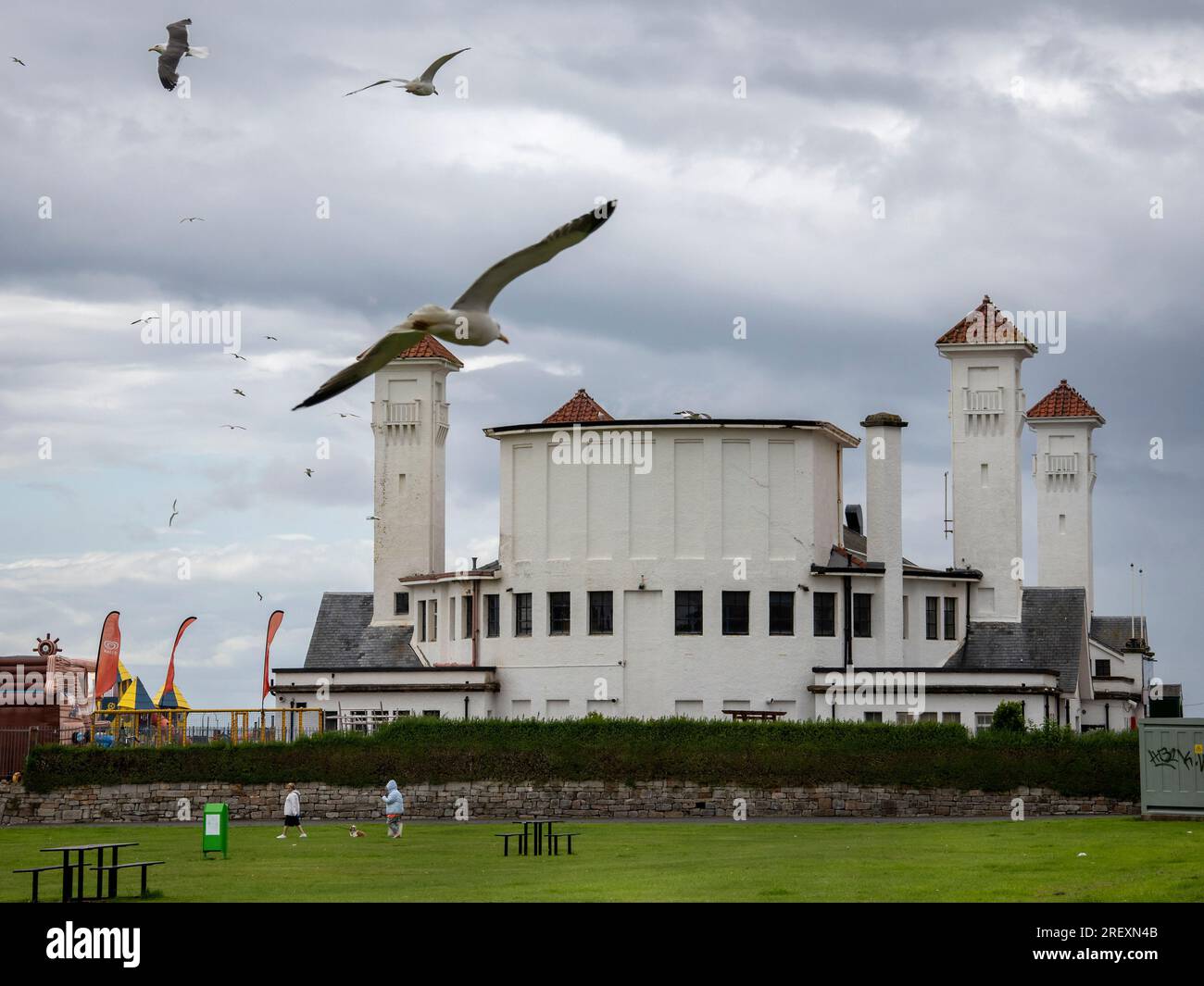 Ayr, Schottland, Großbritannien. 29. Juli 2023: Seemöwen, die um den Ayr Pavillon auf der Suche nach Nahrung fliegen. Stockfoto