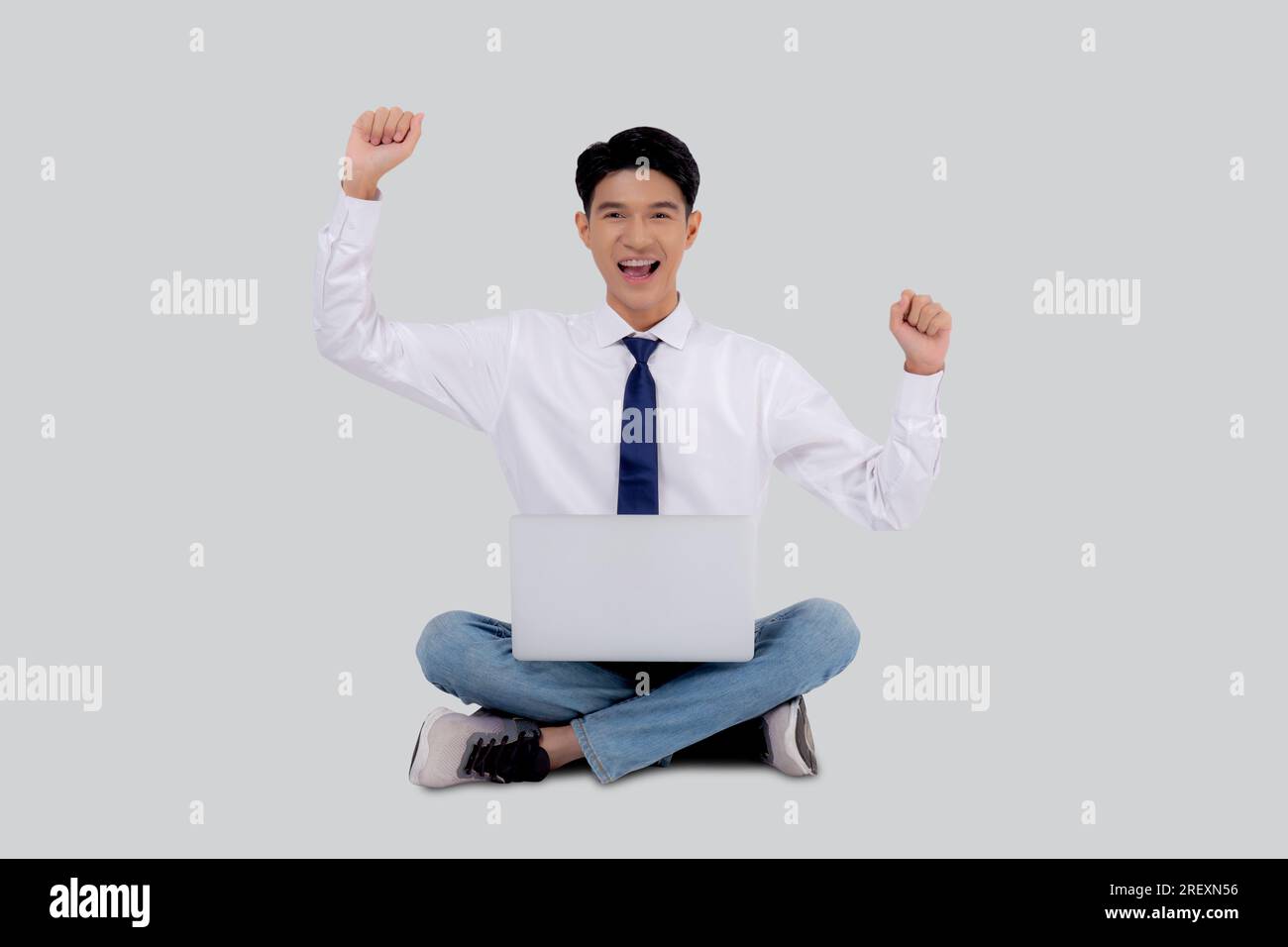 Porträtieren Sie einen jungen asiatischen Geschäftsmann, der mit einem Laptop arbeitet, ins Internet, isolierter weißer Hintergrund, selbstbewusster Geschäftsmann und Notebook, fr Stockfoto