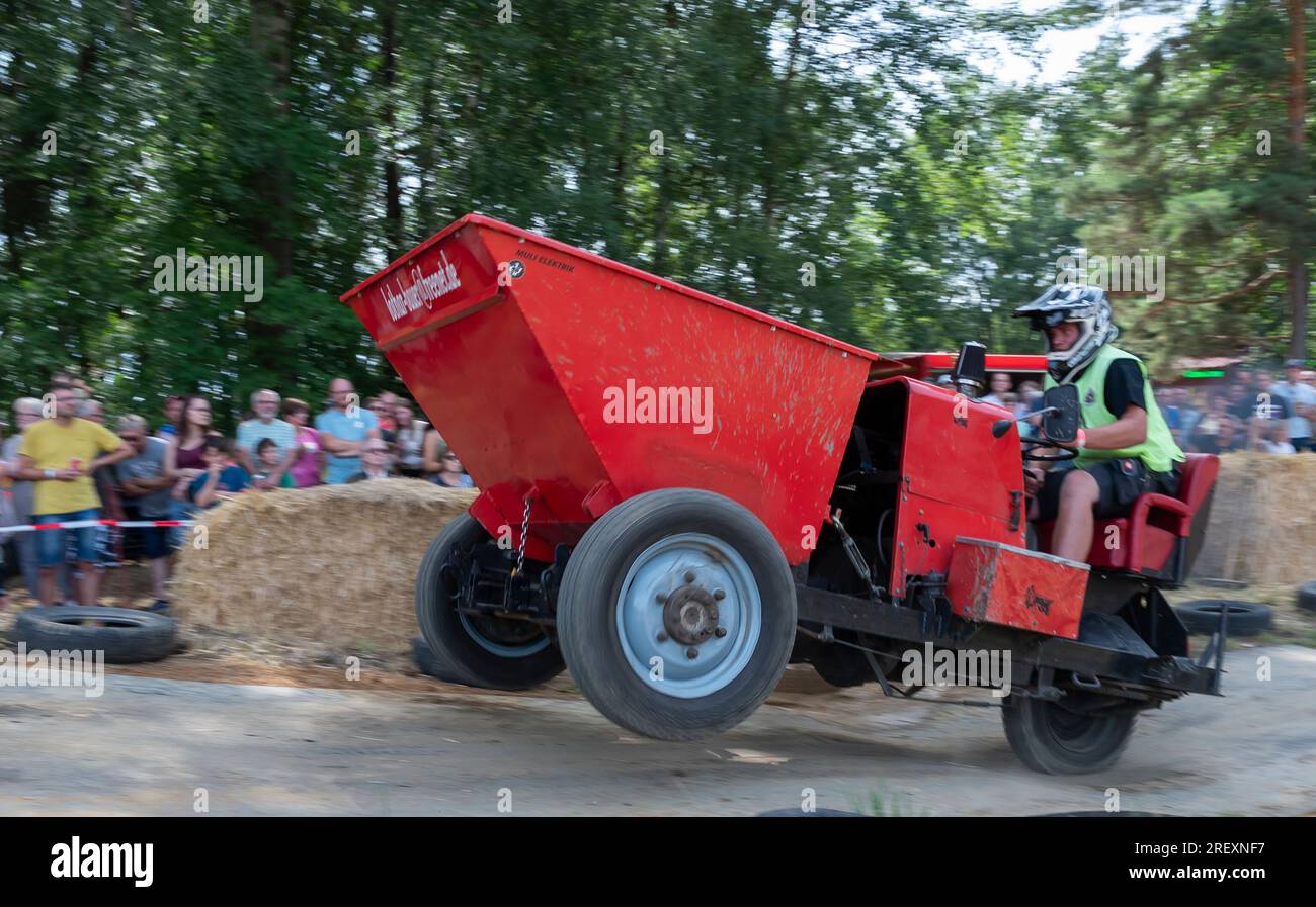 Horka, Deutschland. 30. Juli 2023. Ein Kandidat ist in seiner Hitze der deutschen Pullover-Meisterschaft auf dem Vormarsch. Seit vielen Jahren wird ein deutscher Champion auf solchen dreirädrigen Baumaschinen gekrönt, die den Kurs auf der Rennstrecke in kürzester Zeit absolvieren. Dumper wurden bis 1978 in der DDR hergestellt und haben einen 1-Zylinder-Dieselmotor mit 800 ccm, der 8,5 ps produziert. Kredit: Matthias Rietschel/dpa/Alamy Live News Stockfoto