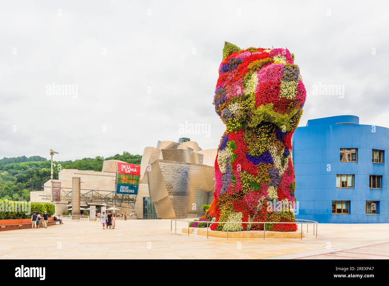 Hündchenblütenskulptur von Jeff Koons in der Nähe des Eingangs zum Guggenheim Museum. Er ist 12 Meter hoch und wurde 1992 hergestellt. Stockfoto