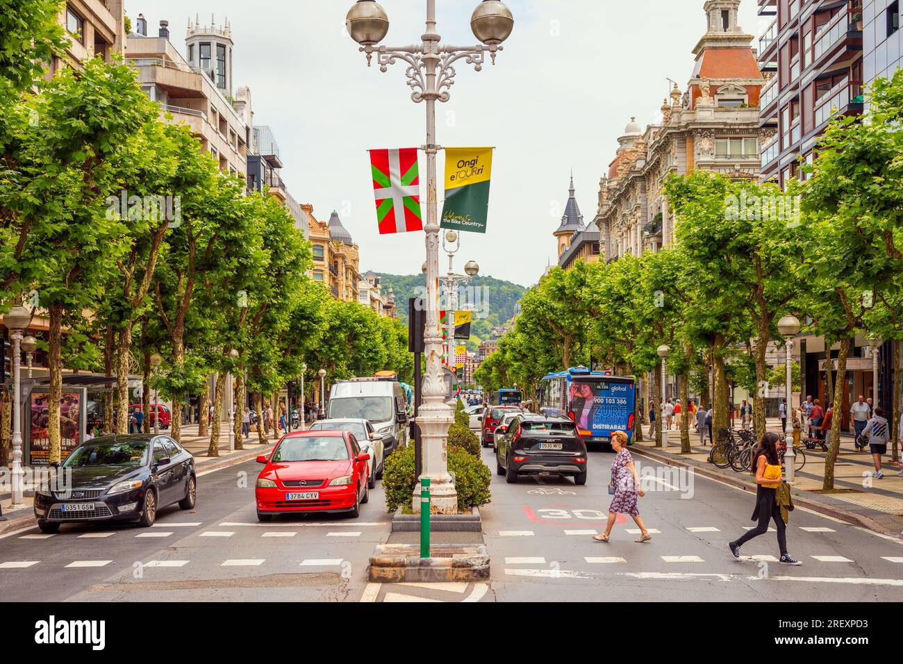 Downtown Street in San Sebastian, Baskenland, Spanien. Die Banner verweisen darauf, dass das spanische Baskenland ab dem 1-3. Juli 2023 Gastgeber der Tour de France ist. Stockfoto
